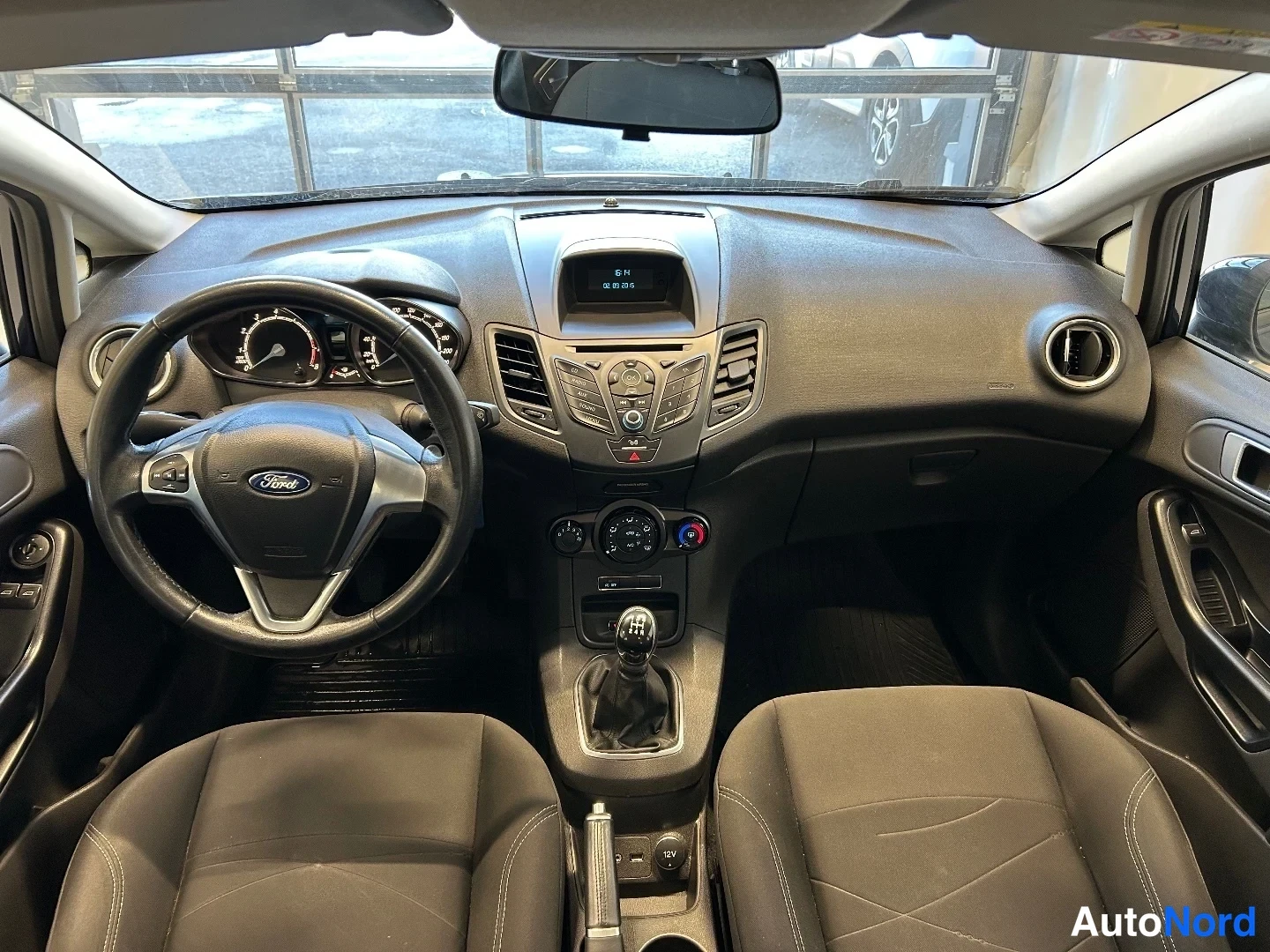 Sininen Ford Fiesta 2016, ohjaamo, kuva 8