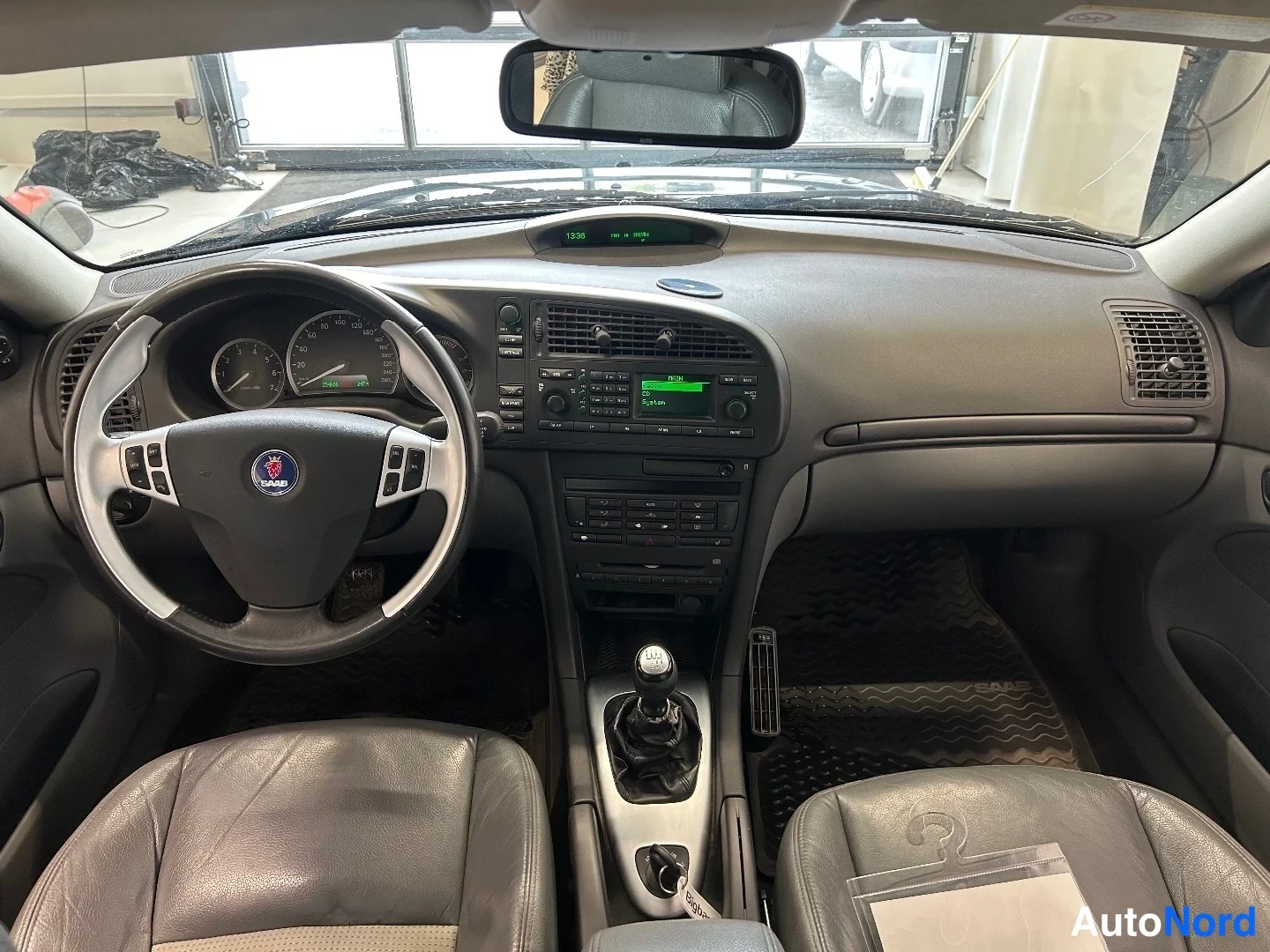 Musta Saab 9-3 Aero 2005, ohjaamo, kuva 8