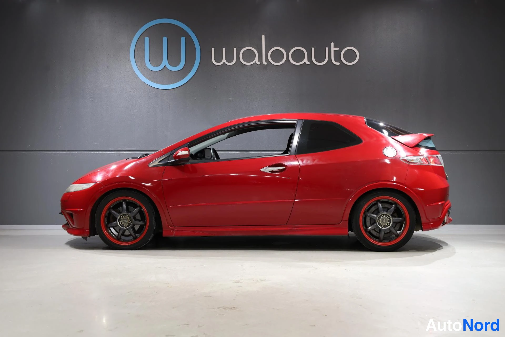 Punainen Honda Civic 2009, sivulta, kuva 4