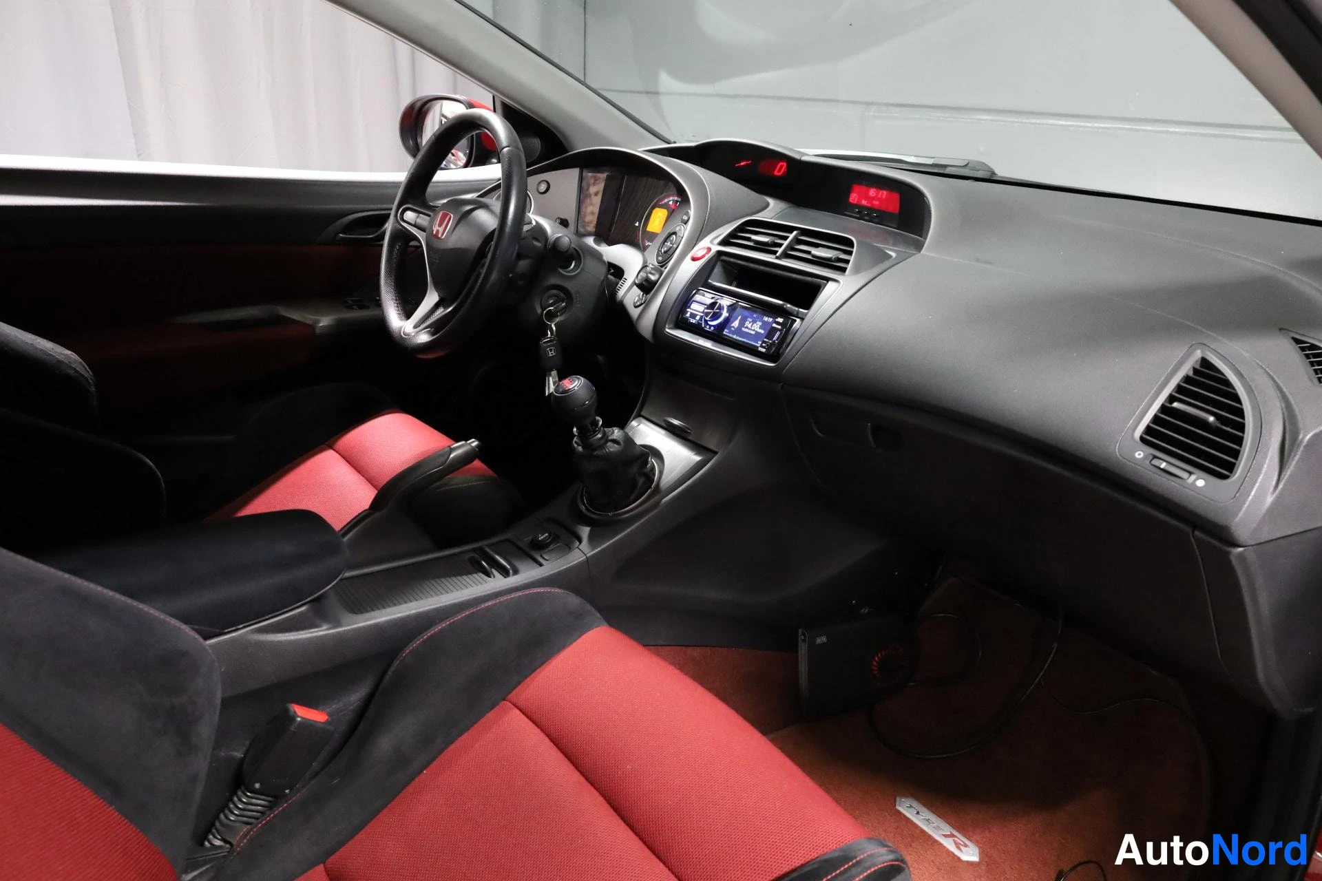 Punainen Honda Civic 2009, ohjaamo, kuva 11