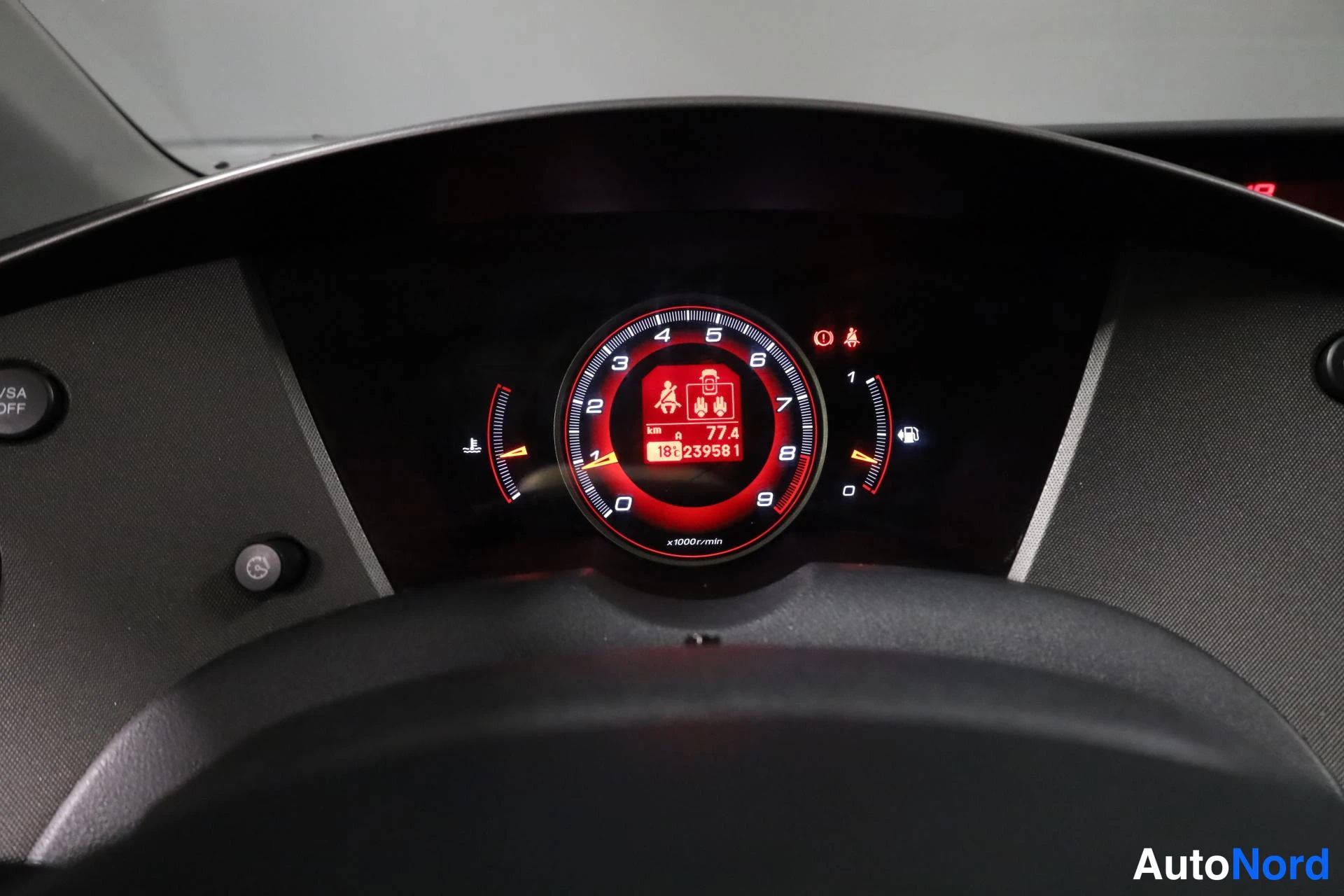Punainen Honda Civic 2009, yksityiskohta, kuva 17