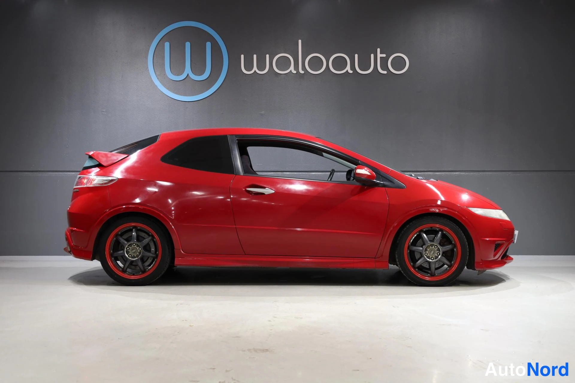 Punainen Honda Civic 2009, sivulta, kuva 5
