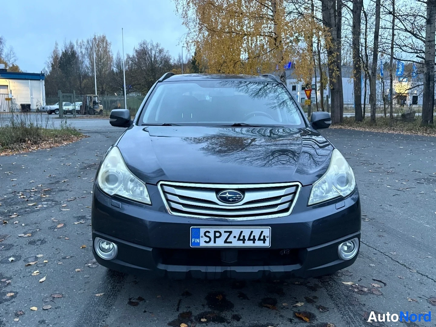 Musta Subaru Outback 2010, edestä, kuva 3