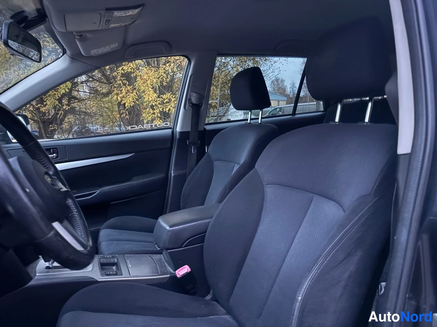 Musta Subaru Outback 2010, etuistuimet, kuva 11