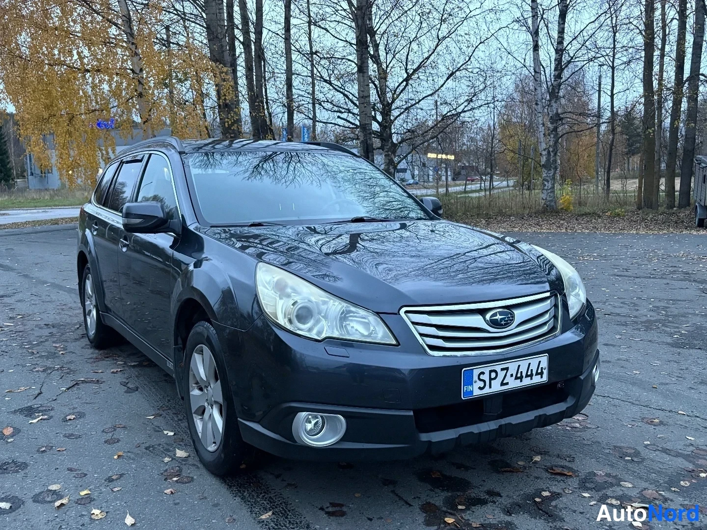 Musta Subaru Outback 2010, etuviisto, keula oikealle, kuva 2