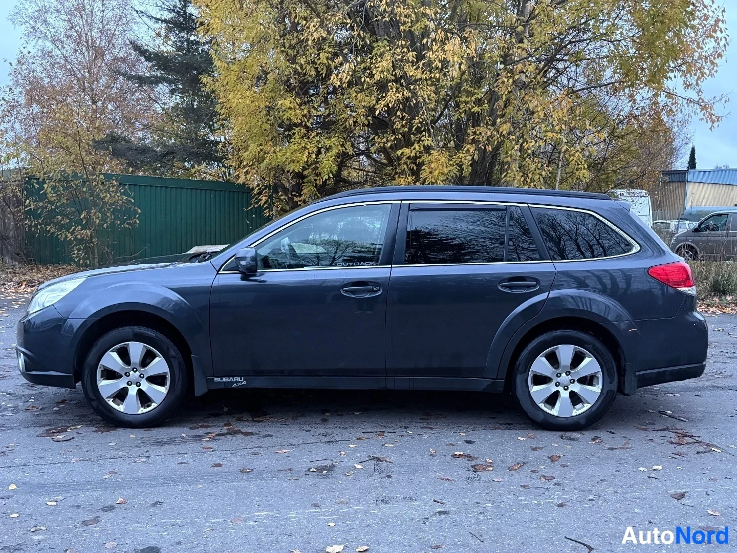 Musta Subaru Outback 2010, sivulta, kuva 4