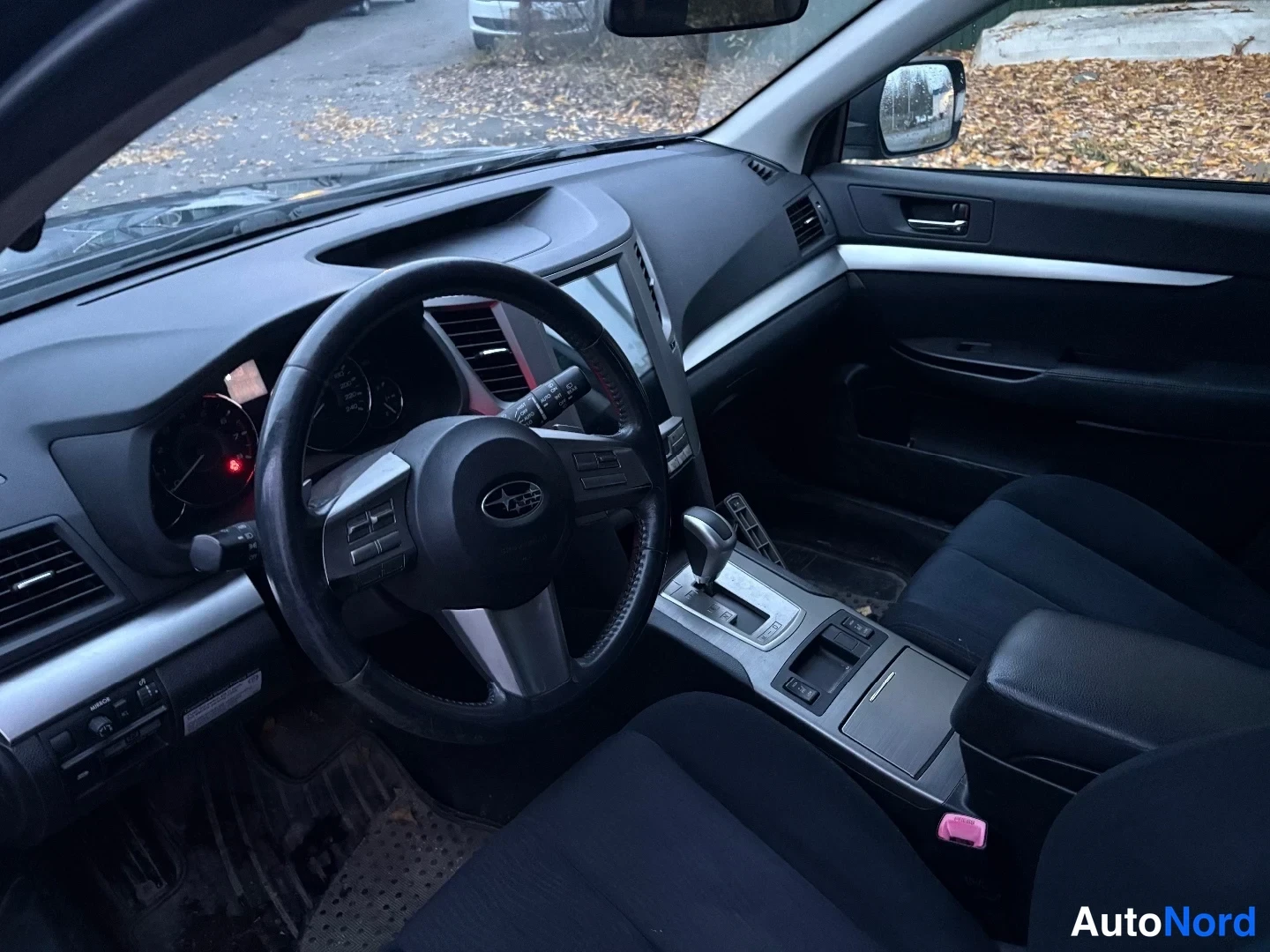 Musta Subaru Outback 2010, ohjaamo, kuva 9