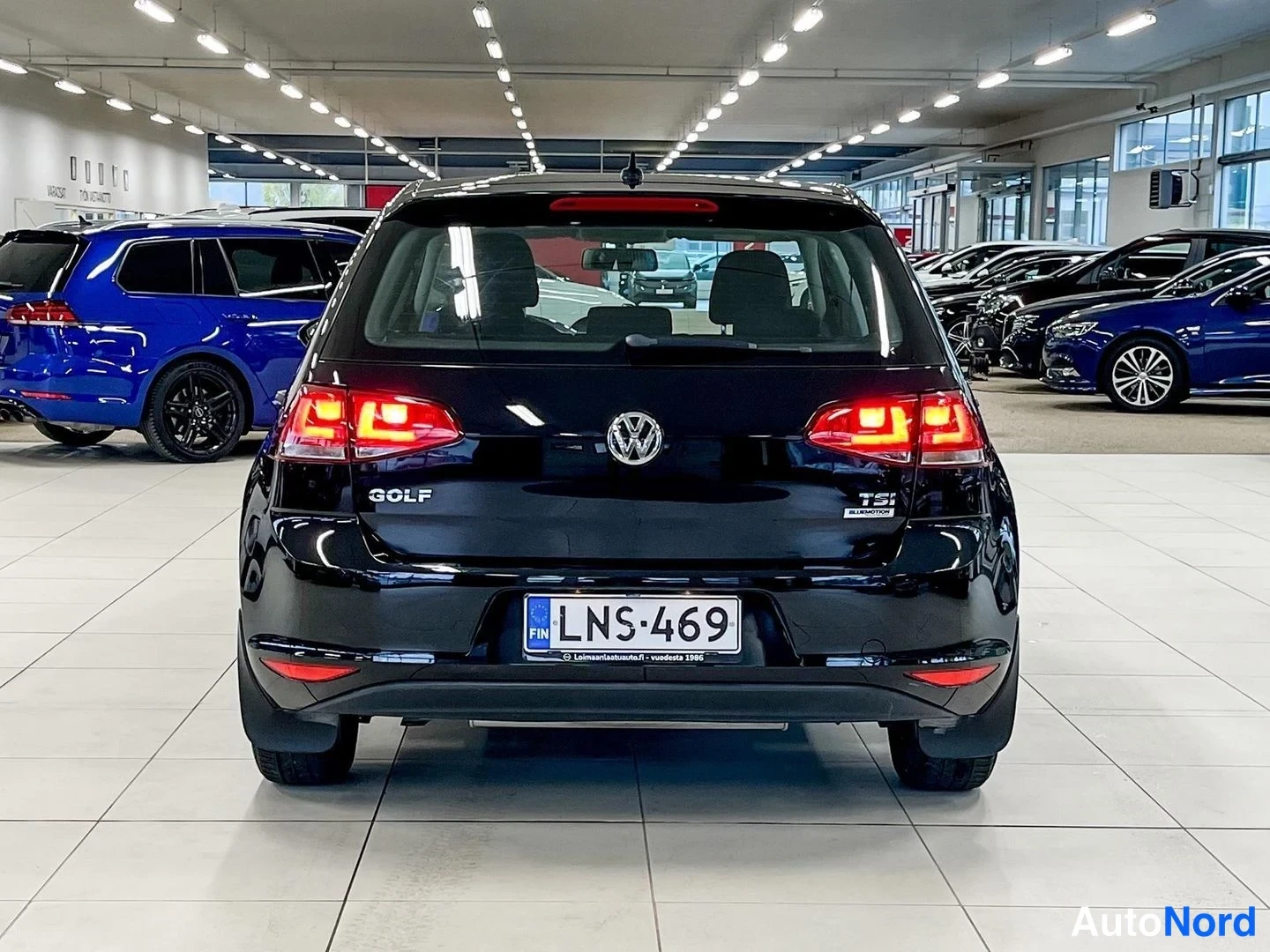 Musta Volkswagen Golf 2017, takaa, kuva 5