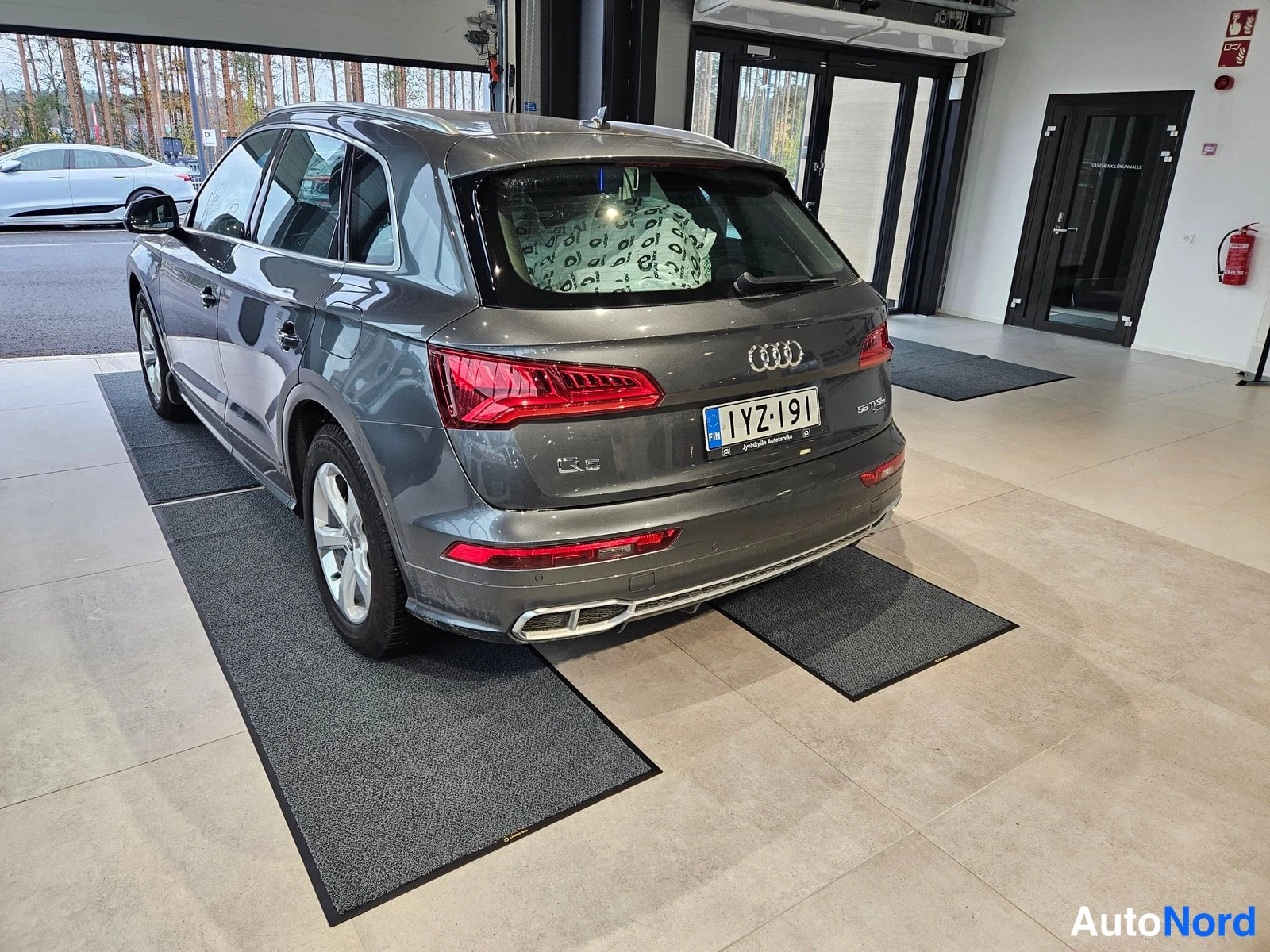 Grå Audi Q5 2020, snett bakifrån, bild 4