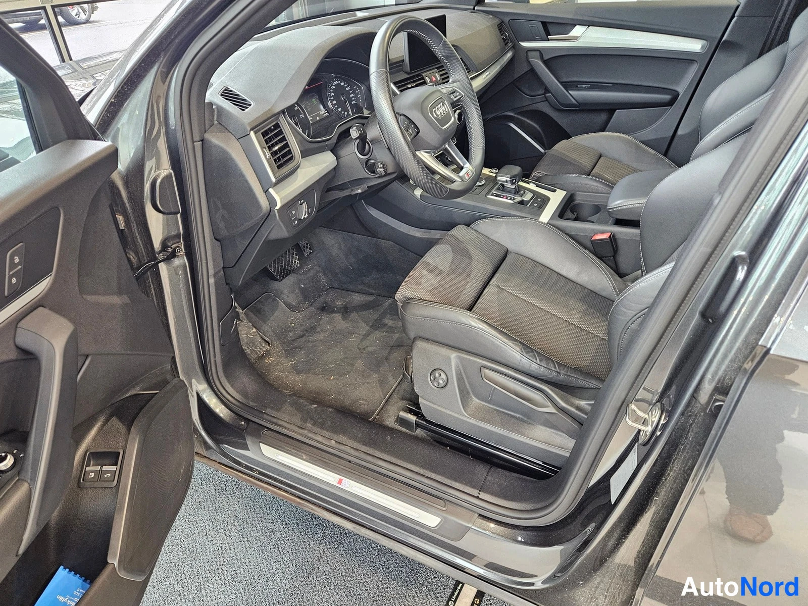Grå Audi Q5 2020, förarplats, bild 6