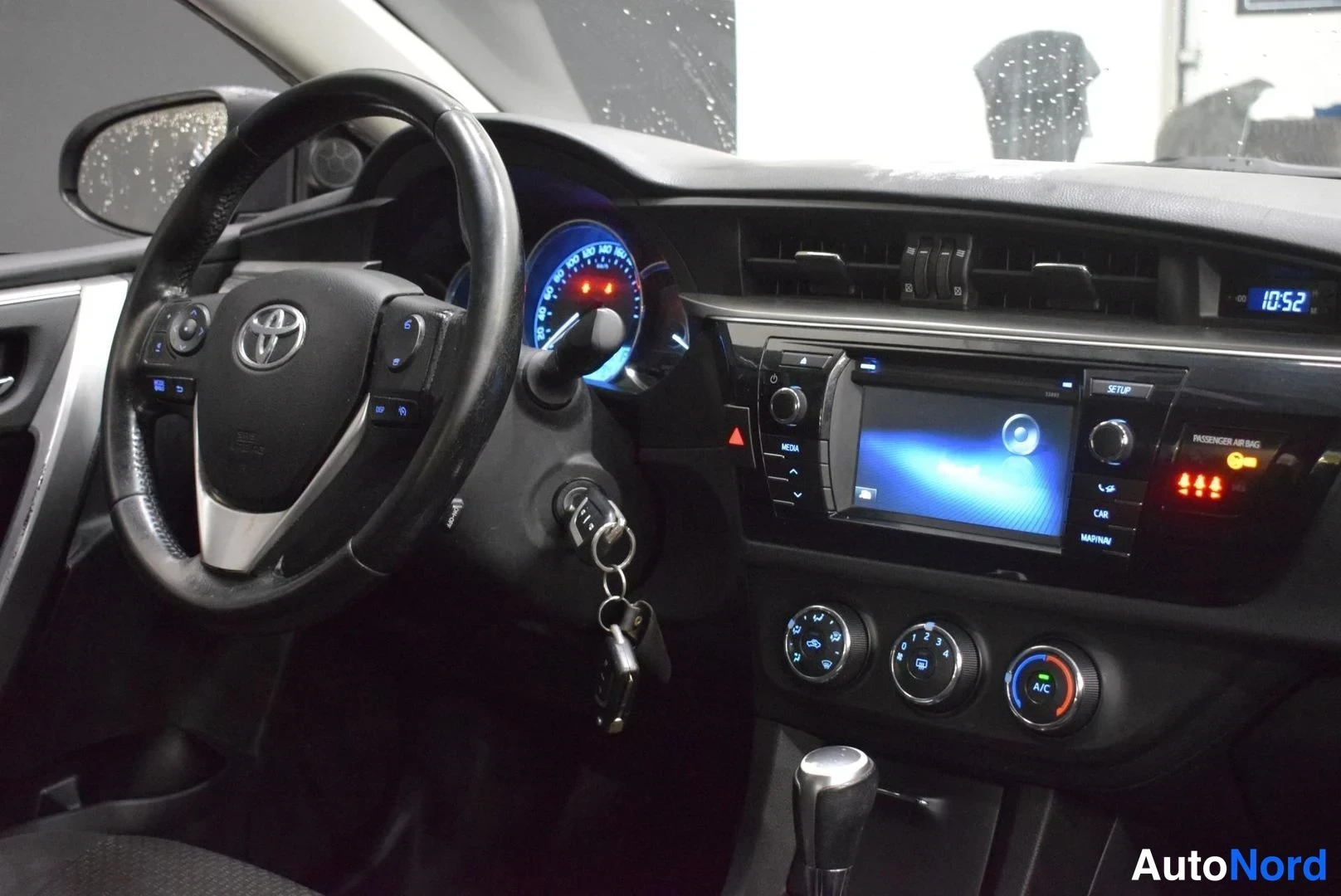 Sininen Toyota Corolla 2014, ohjaamo, kuva 9