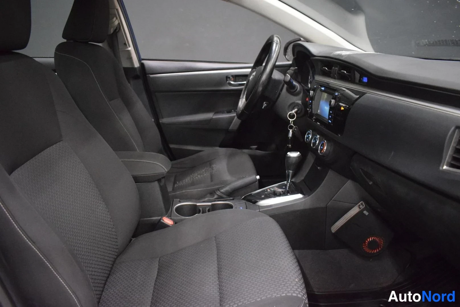 Sininen Toyota Corolla 2014, ohjaamo, kuva 8