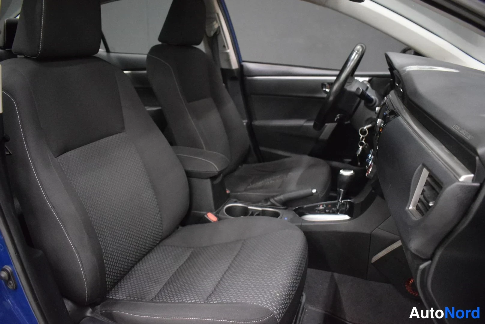 Sininen Toyota Corolla 2014, etuistuimet, kuva 11