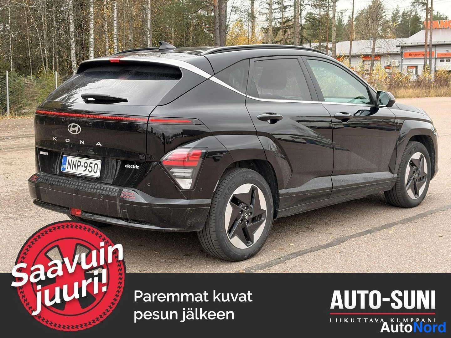 Svart Hyundai KONA Electric 2024, snett bakifrån, bild 2