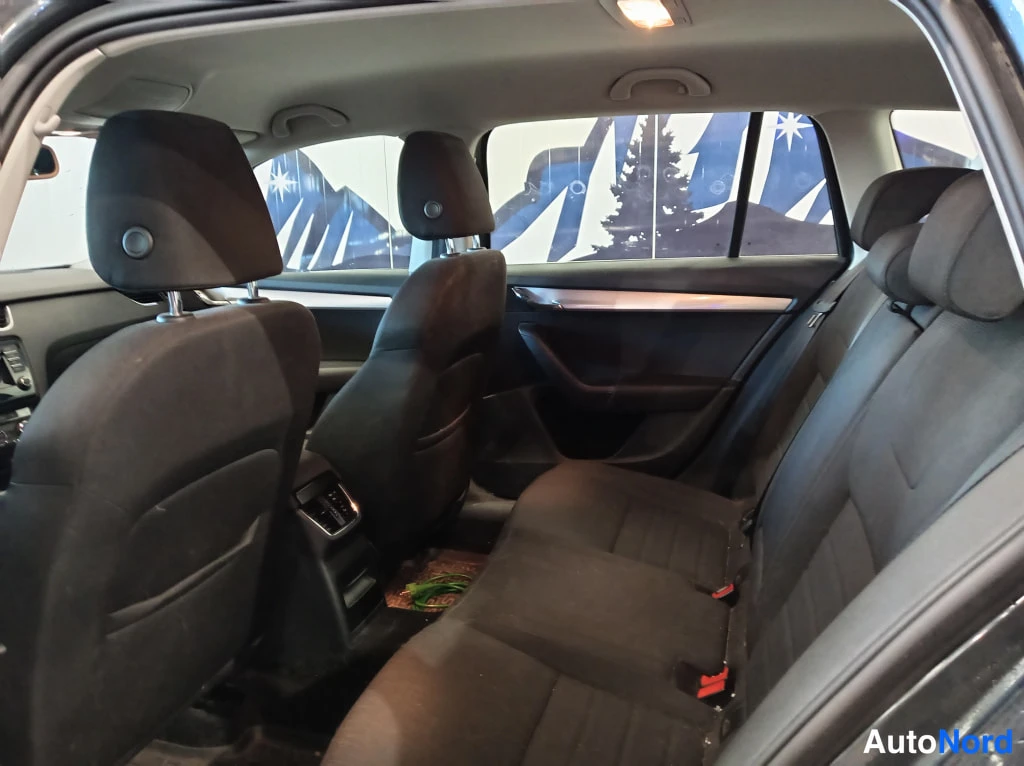 Harmaa Skoda Octavia 2014, takaistuimet, kuva 13