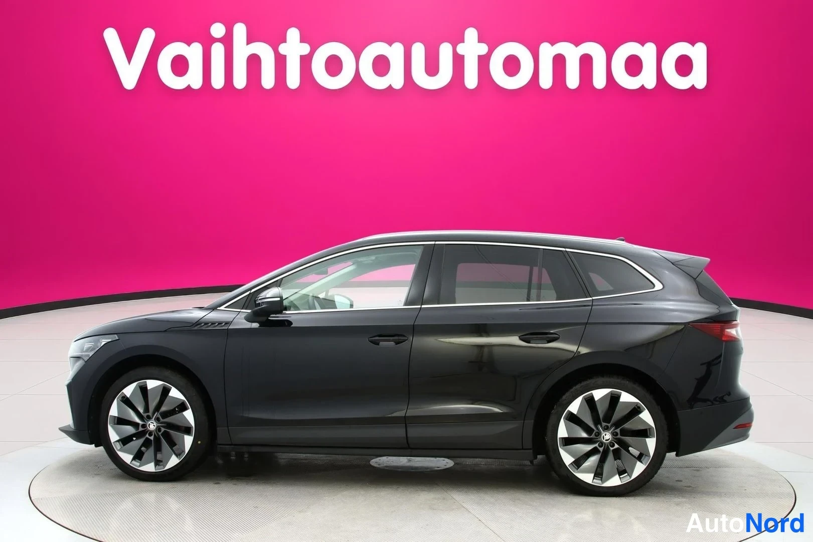 Black Skoda Enyaq iV 2023, side, photo 4