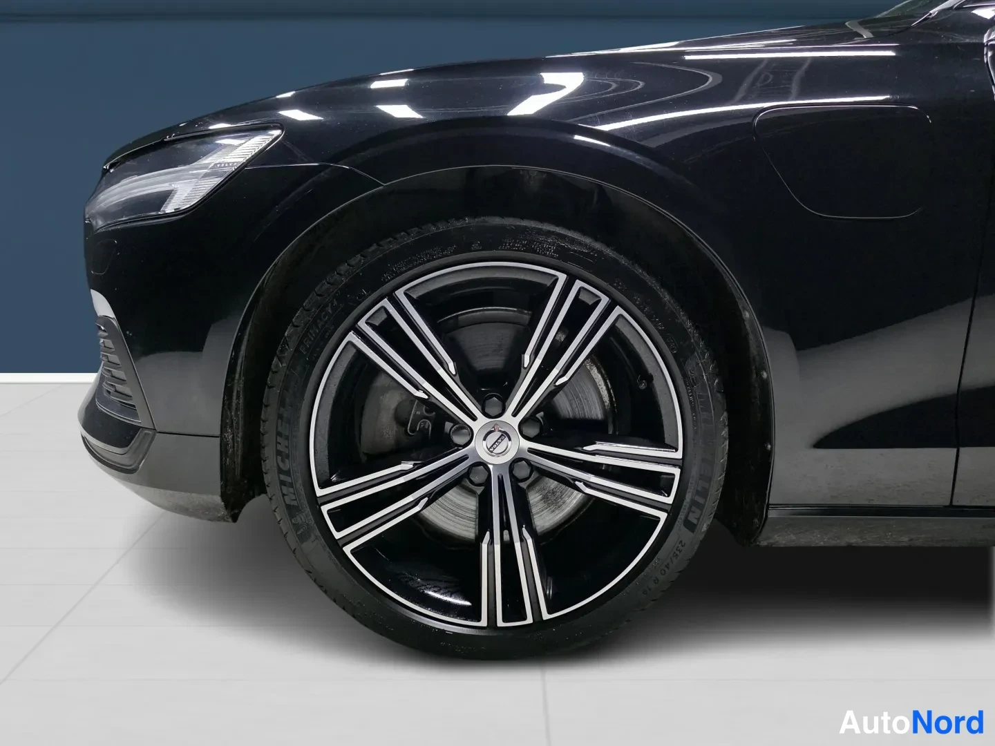 Musta Volvo V60 2021, etuviisto, keula vasemmalle, kuva 2