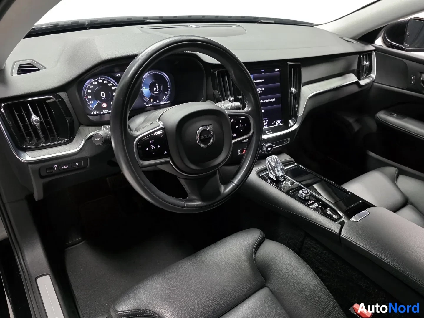 Musta Volvo V60 2021, ohjaamo, kuva 9