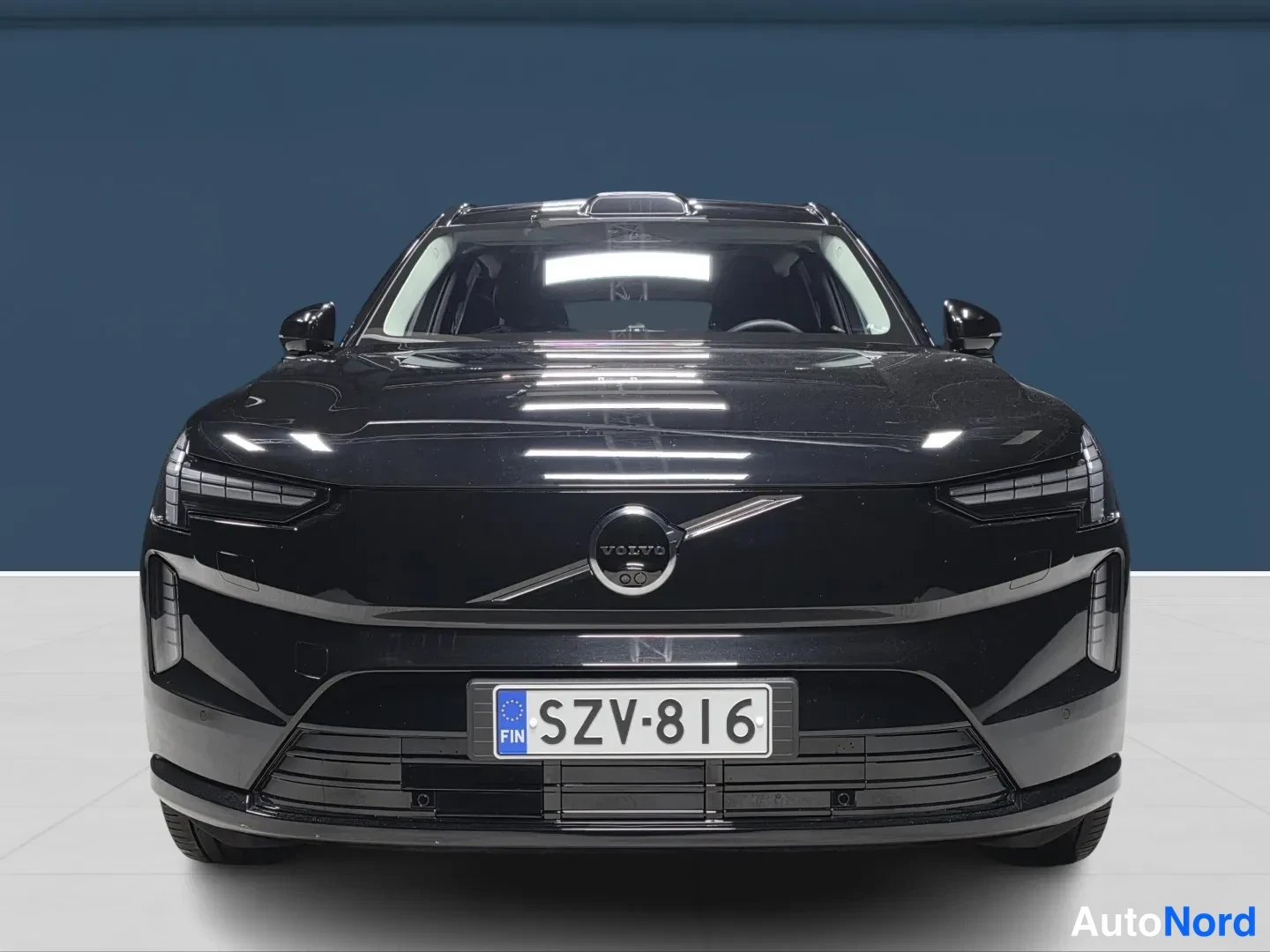 Svart Volvo EX90 2025, framifrån, bild 4
