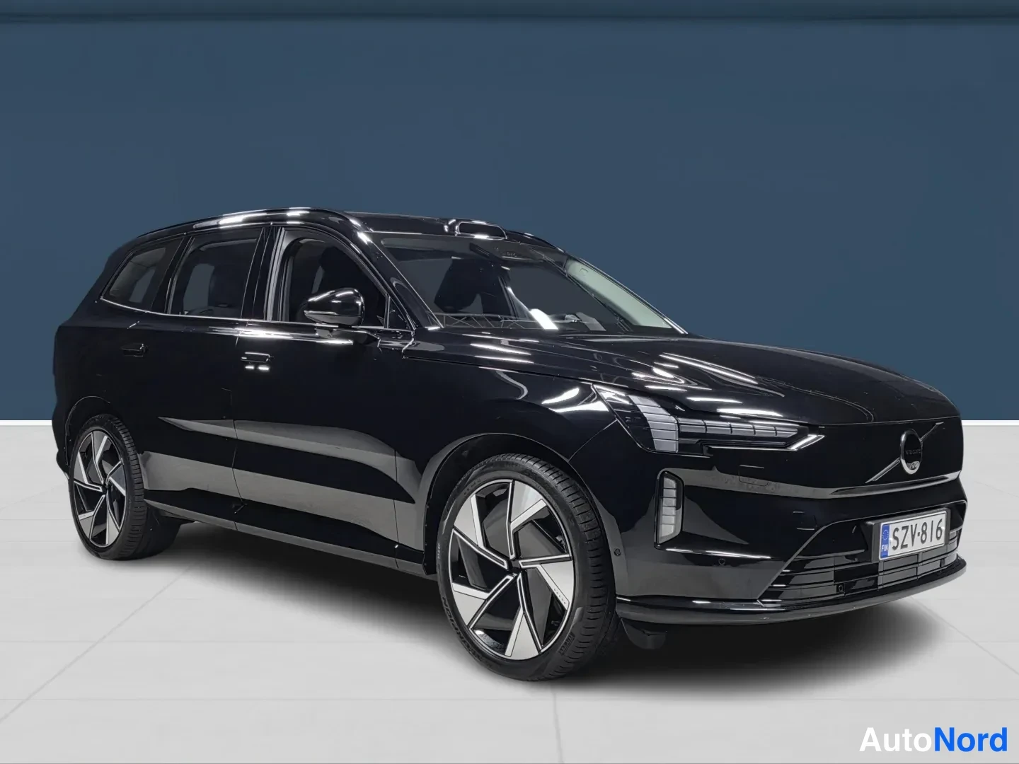 Svart Volvo EX90 2025, snett framifrån, fronten åt höger, bild 3