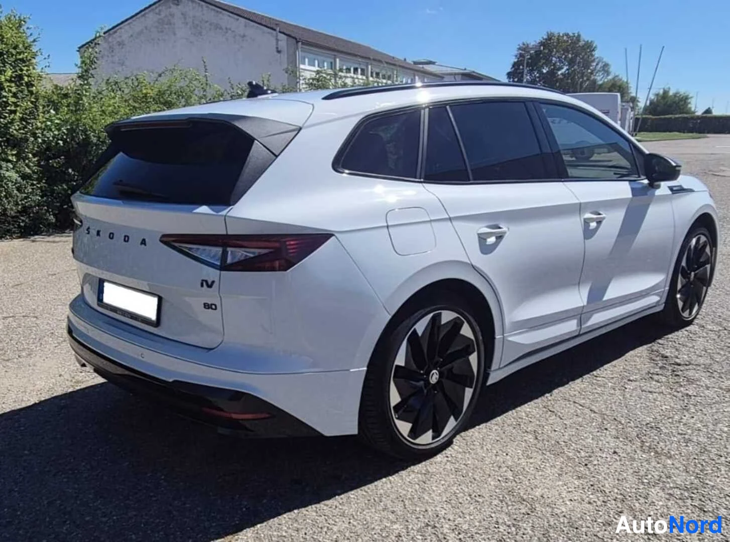 Valkoinen Skoda Enyaq iv 2022, takaviisto, kuva 4