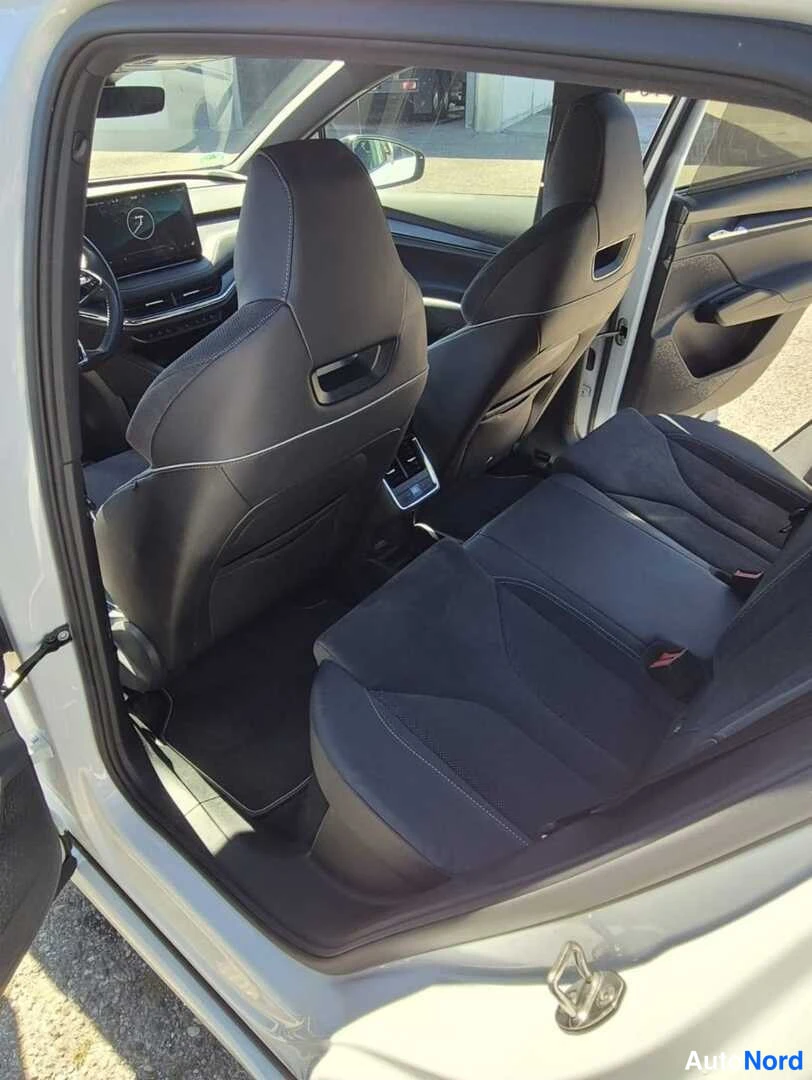Valkoinen Skoda Enyaq iv 2022, takaistuimet, kuva 8