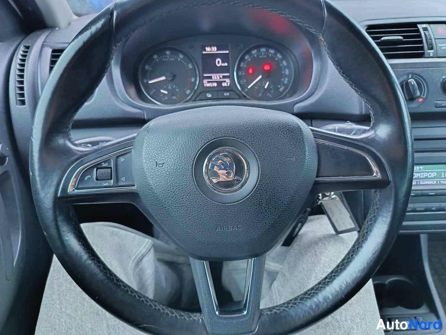 Vit Skoda Fabia 2014, förarplats, bild 5