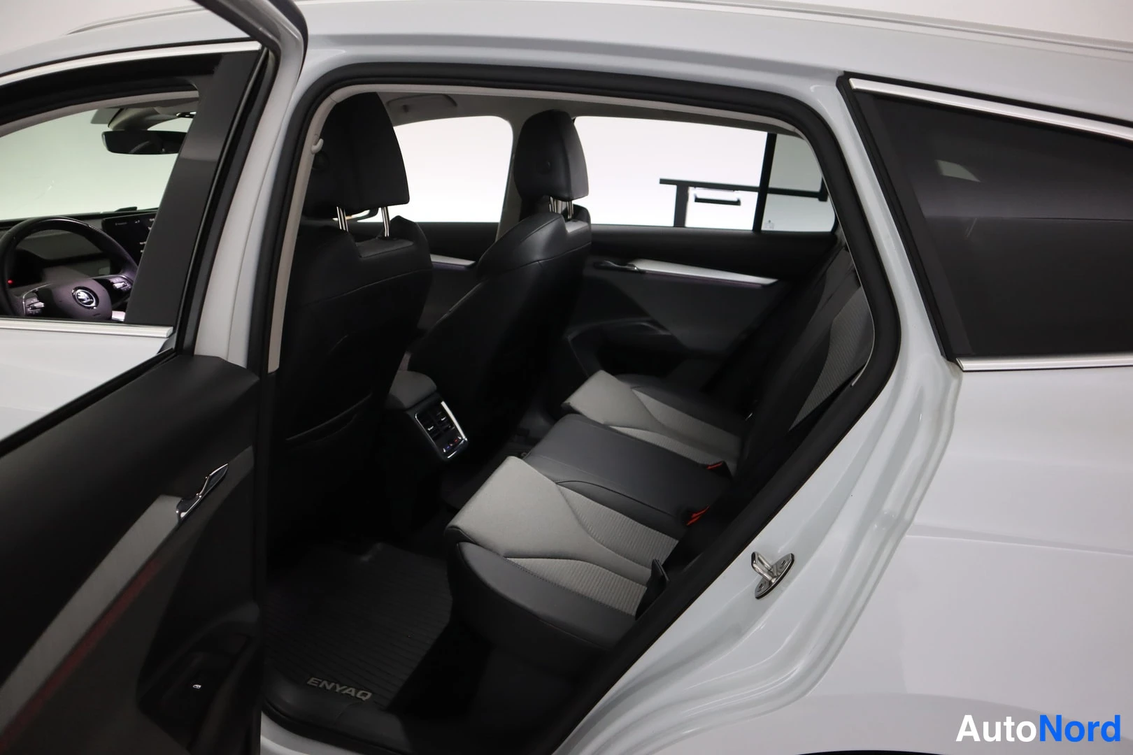 Vit Skoda Enyaq 2023, baksäten, bild 10