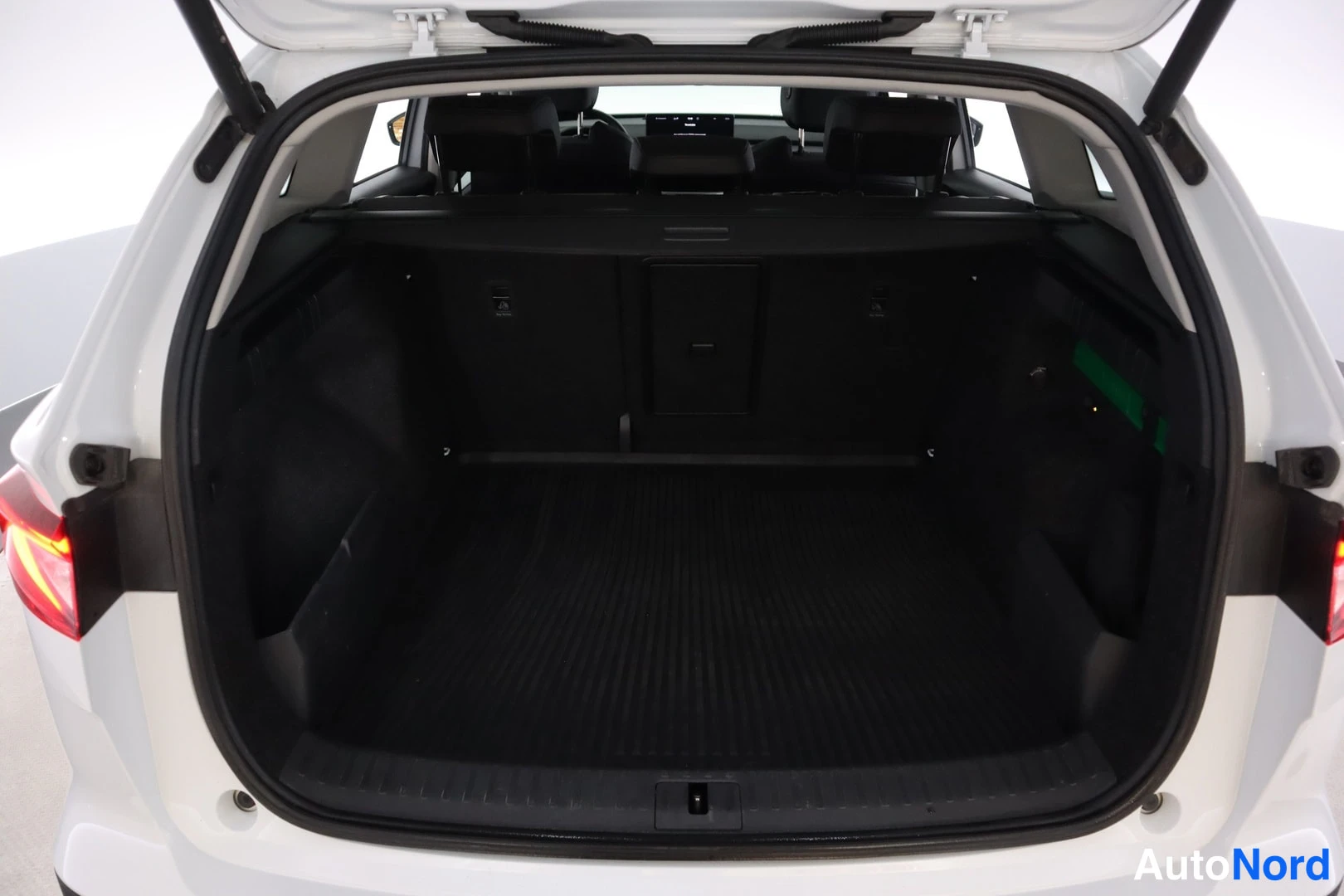 Vit Skoda Enyaq 2023, bagageutrymme, bild 11