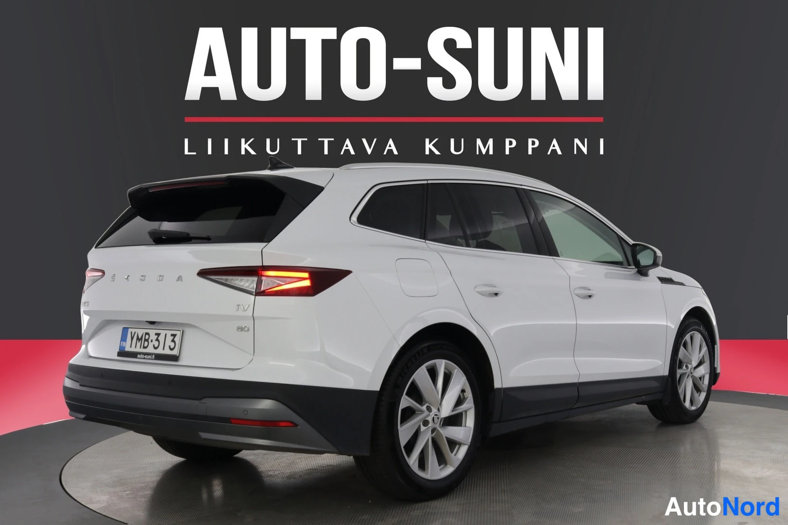 Vit Skoda Enyaq 2023, snett bakifrån, bild 5