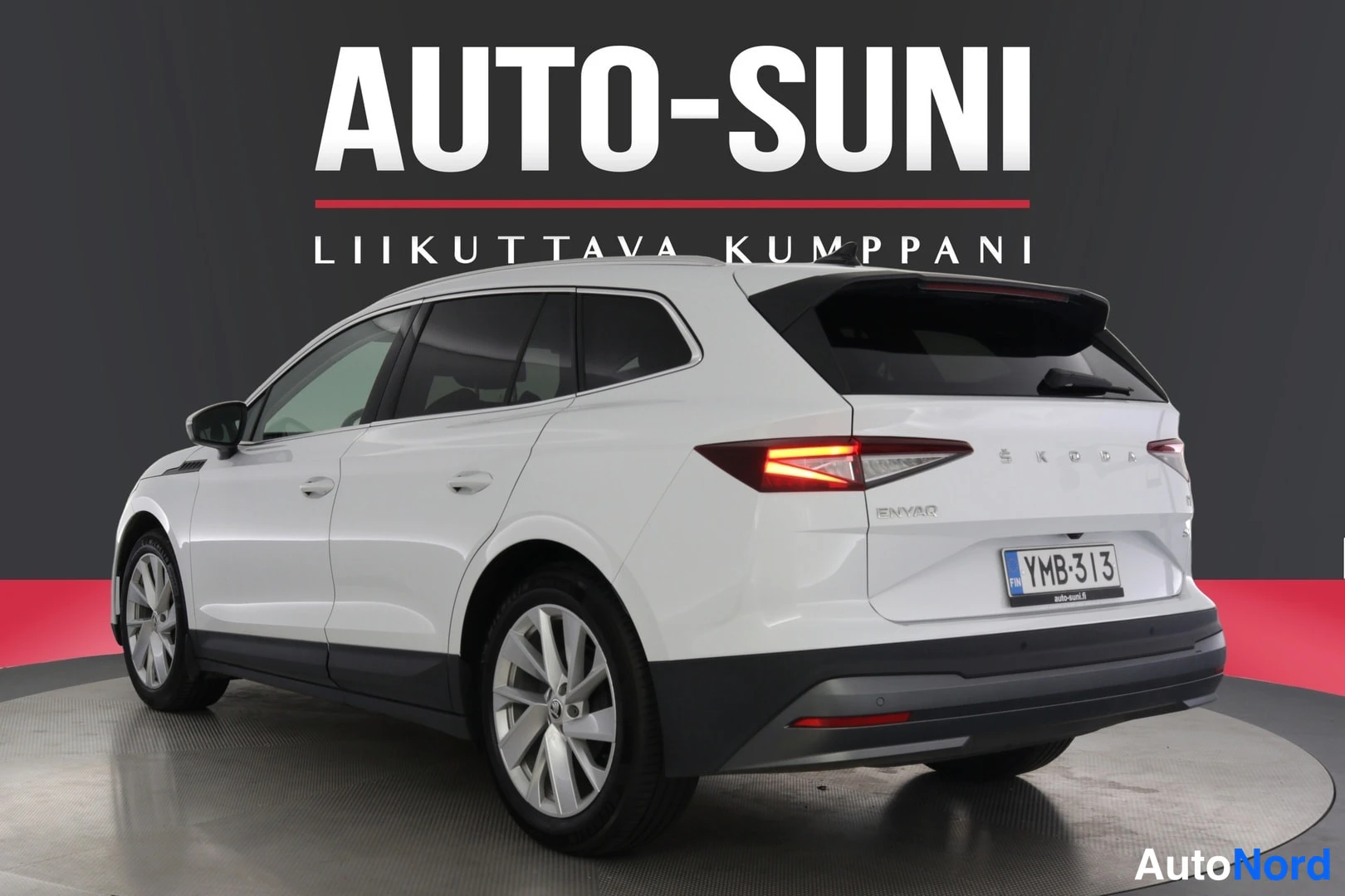Vit Skoda Enyaq 2023, snett bakifrån, bild 6