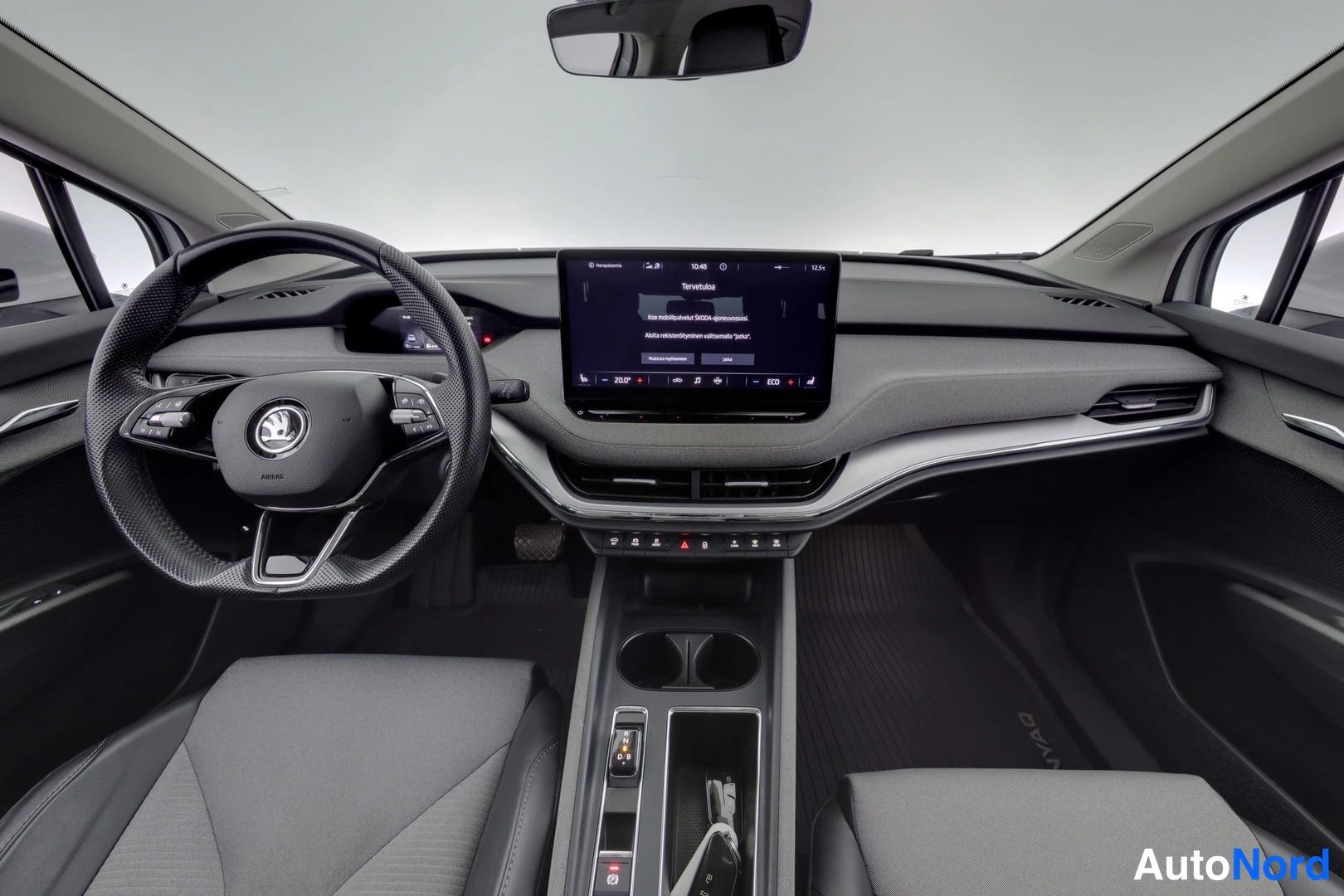Vit Skoda Enyaq 2023, förarplats, bild 7
