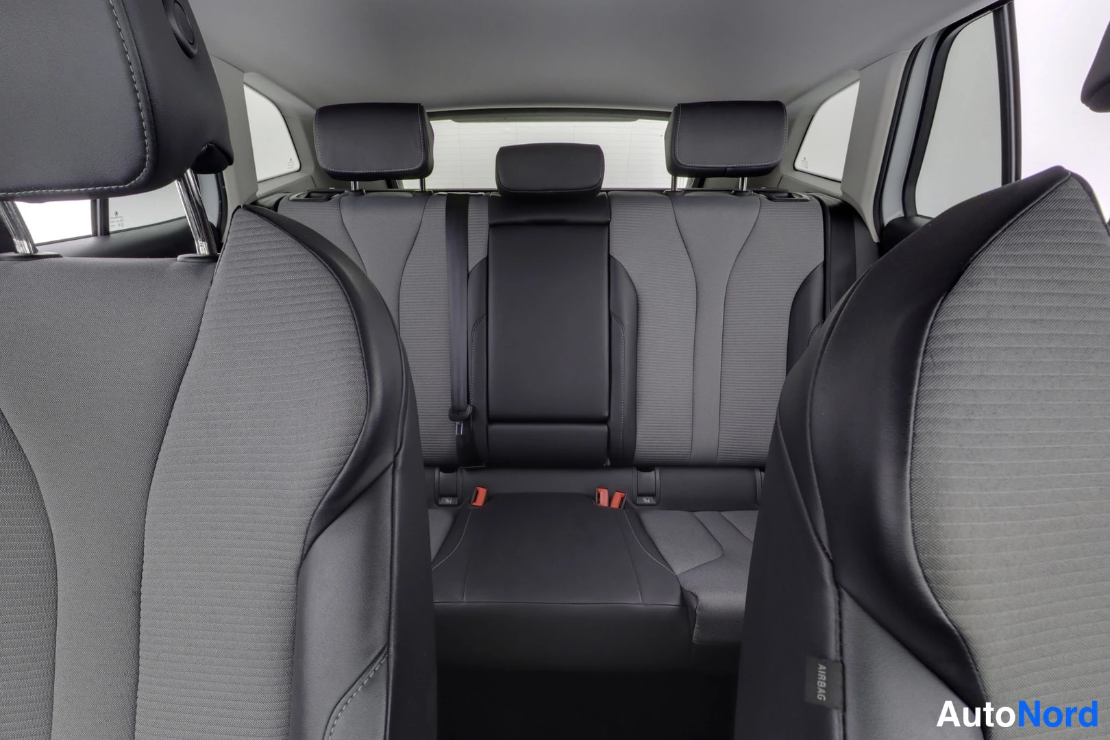 Vit Skoda Enyaq 2023, baksäten, bild 9