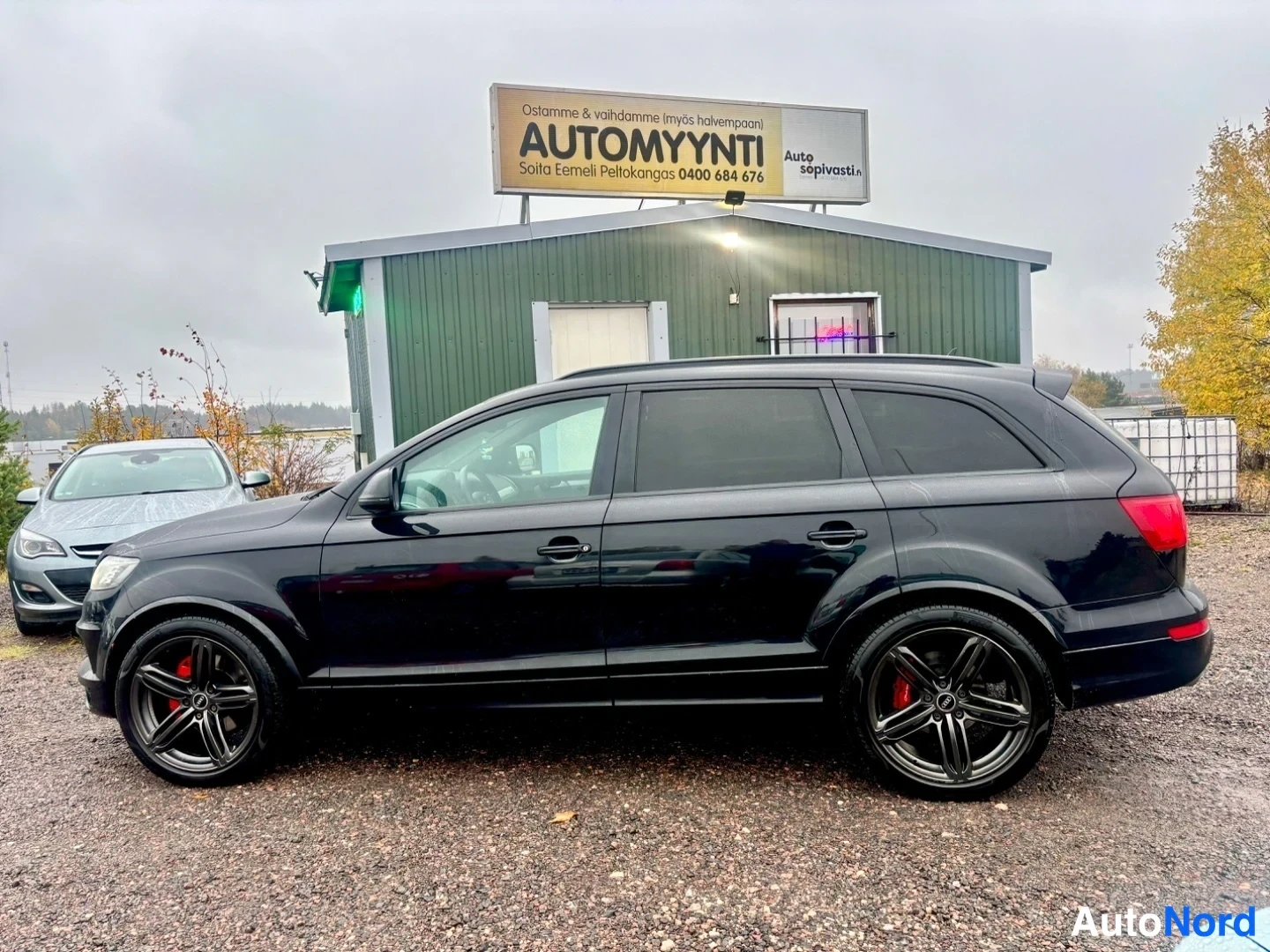 Musta Audi Q7 2011, sivulta, kuva 6