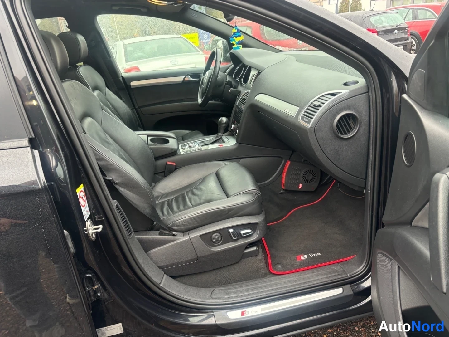 Musta Audi Q7 2011, etuistuimet, kuva 14