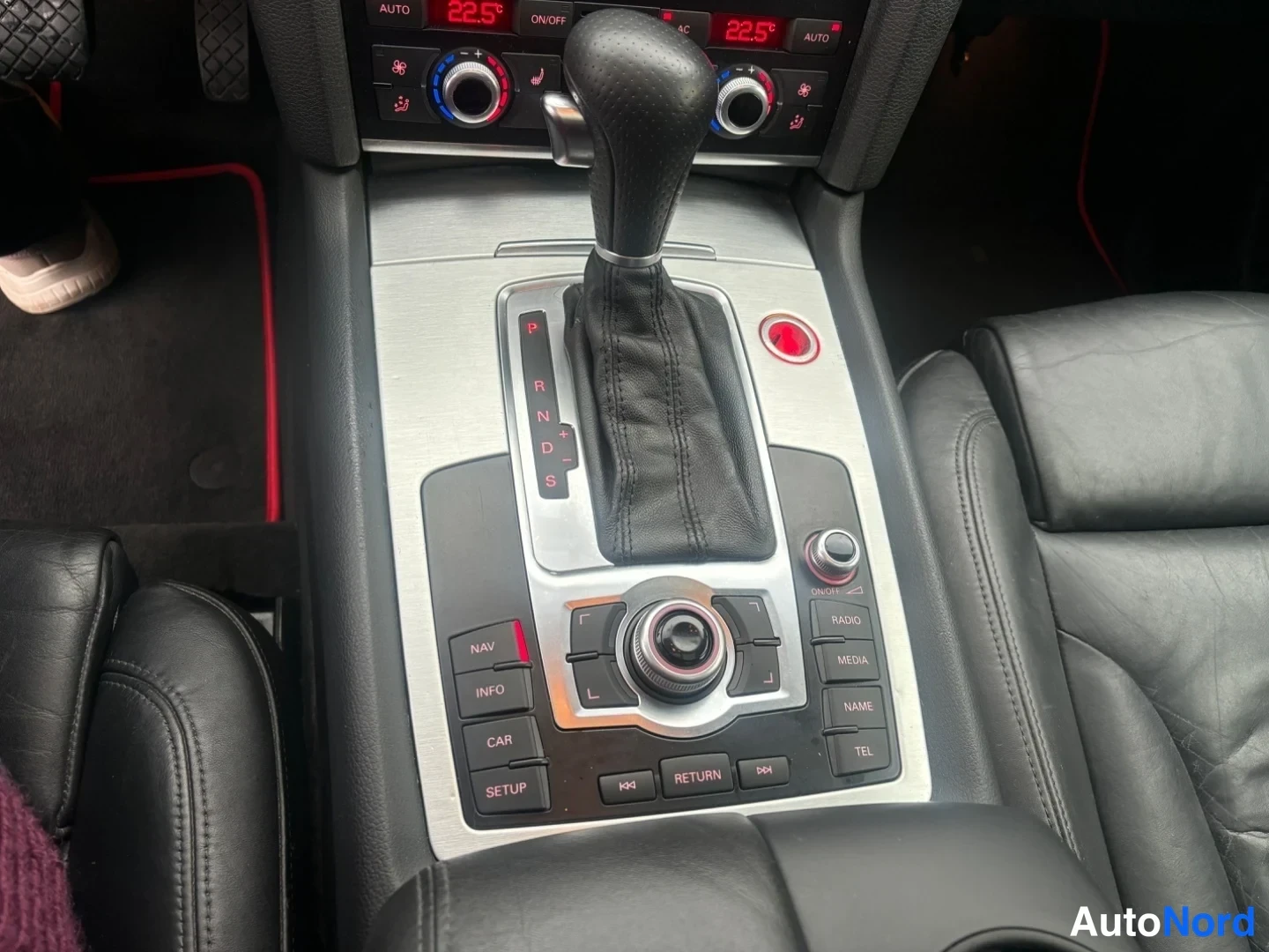 Musta Audi Q7 2011, yksityiskohta, kuva 26