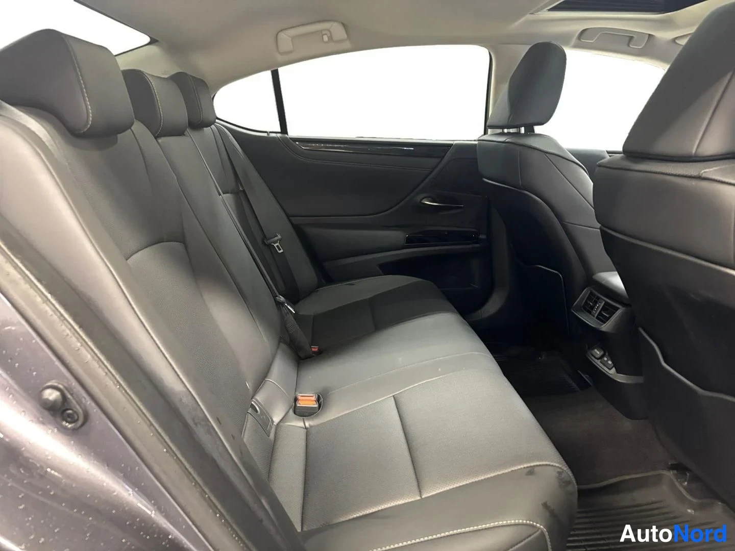 Harmaa Lexus ES 300h 2024, takaistuimet, kuva 18