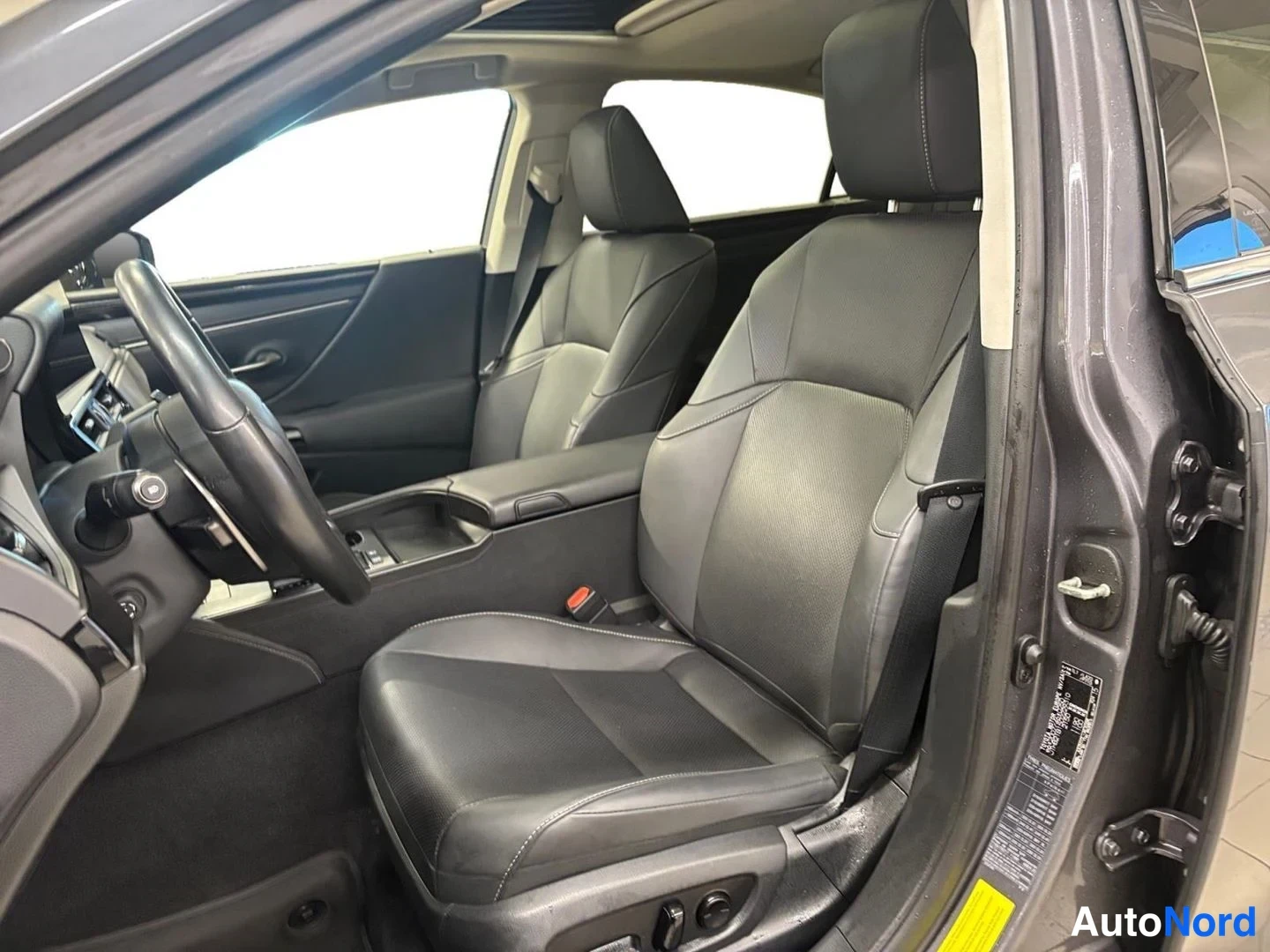 Harmaa Lexus ES 300h 2024, etuistuimet, kuva 15