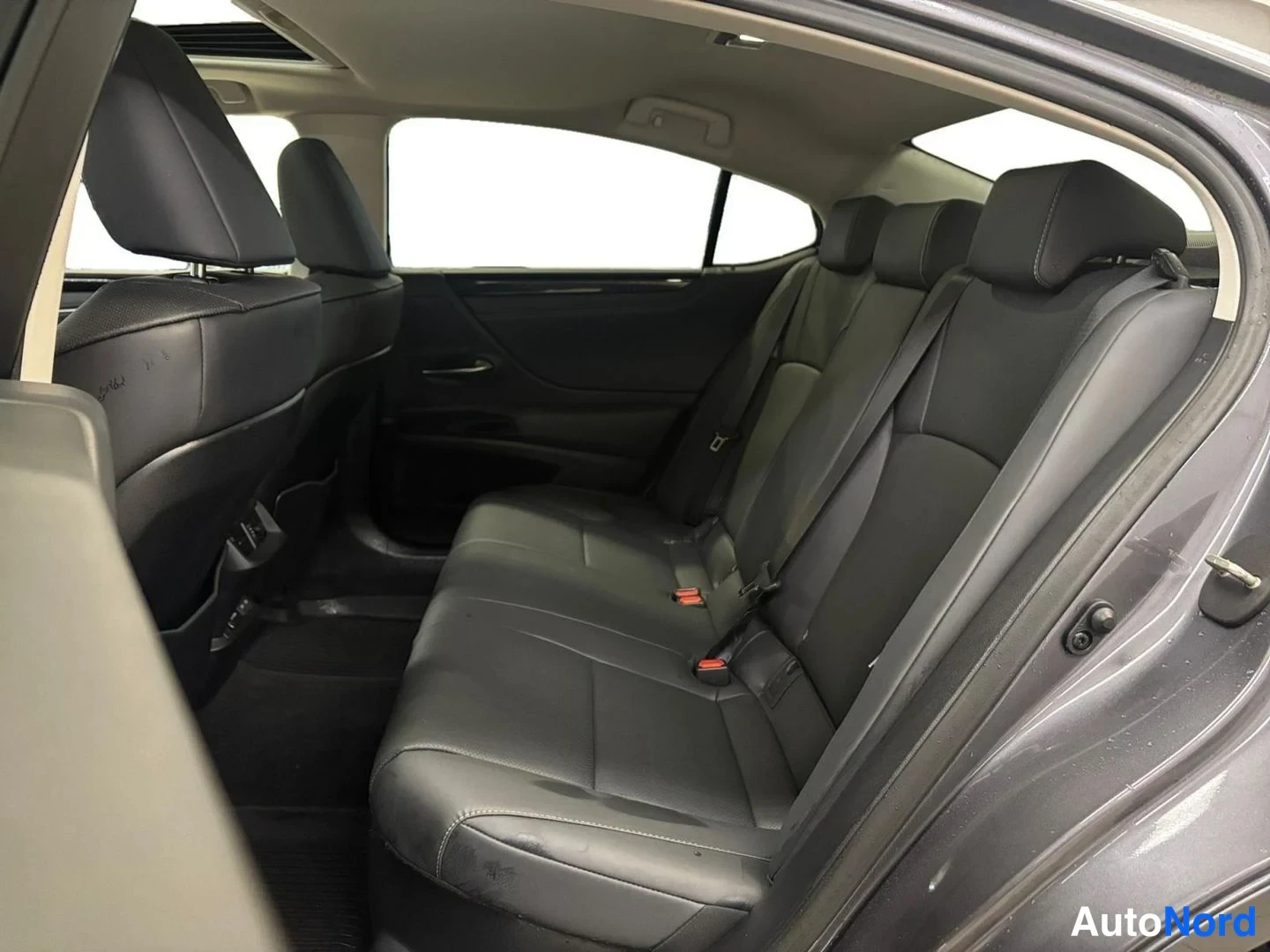 Harmaa Lexus ES 300h 2024, takaistuimet, kuva 17