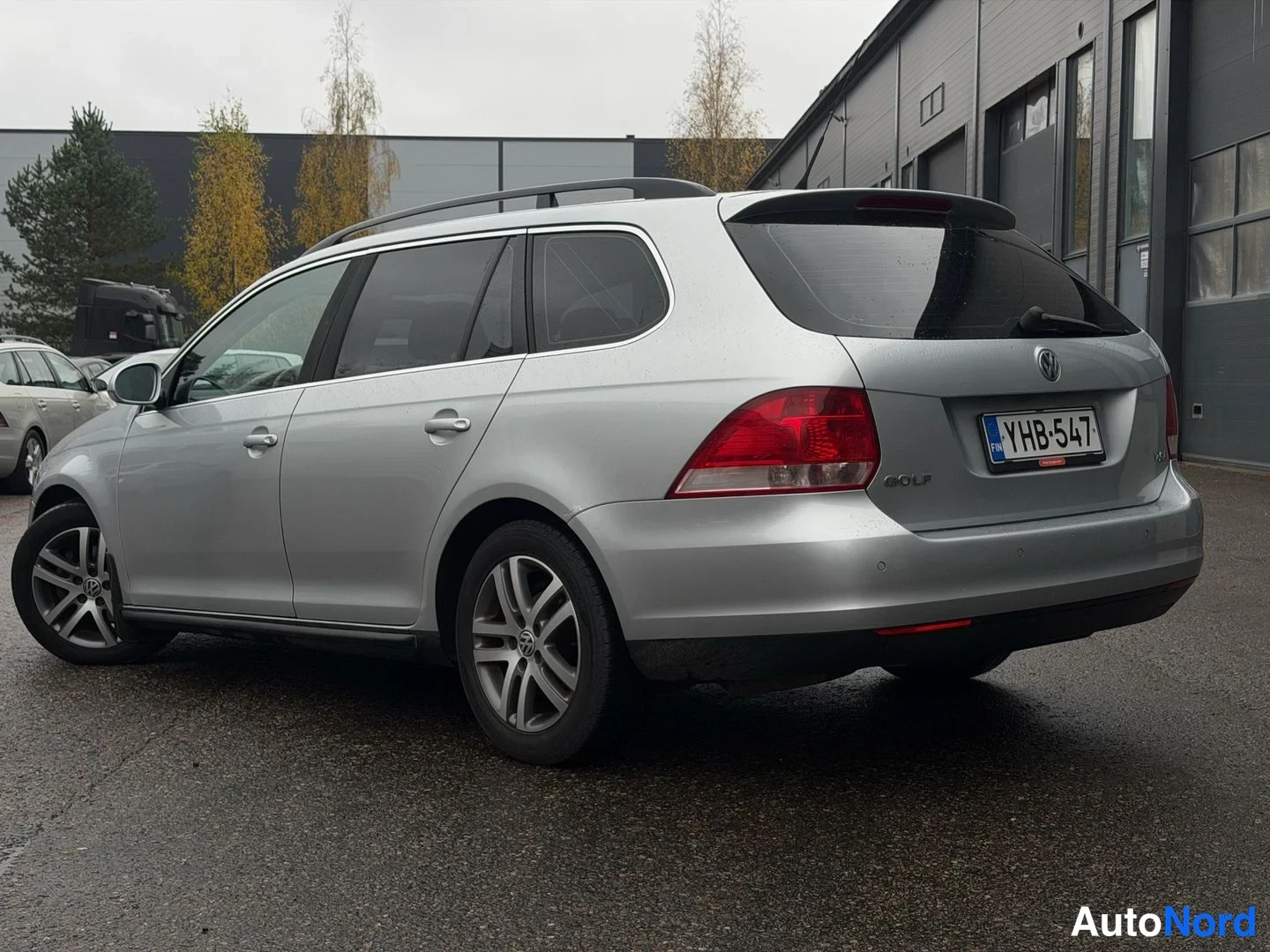 Silver Volkswagen Golf Variant 2008, snett bakifrån, bild 3