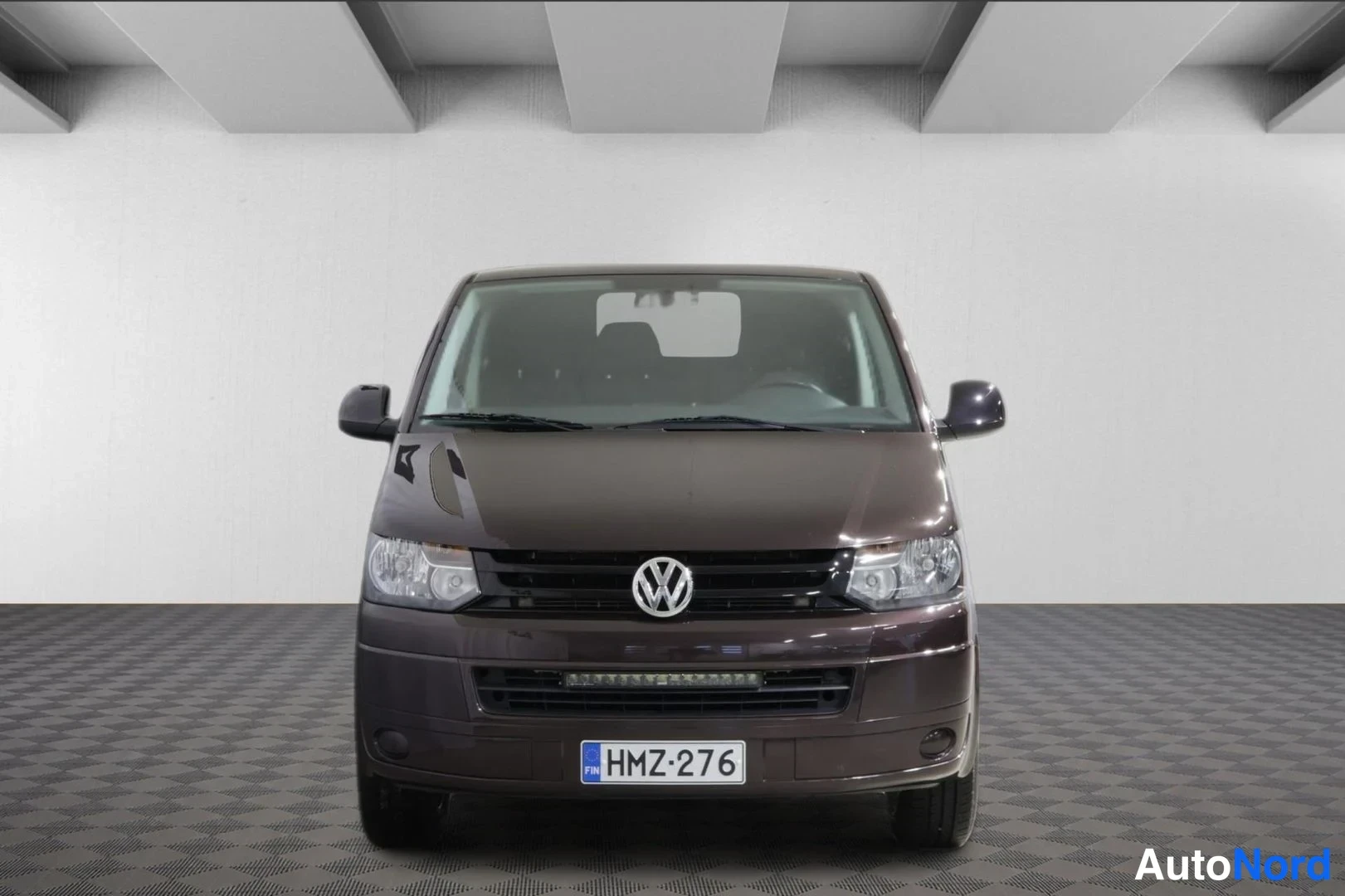Ruskea Volkswagen Transporter 2010, edestä, kuva 4
