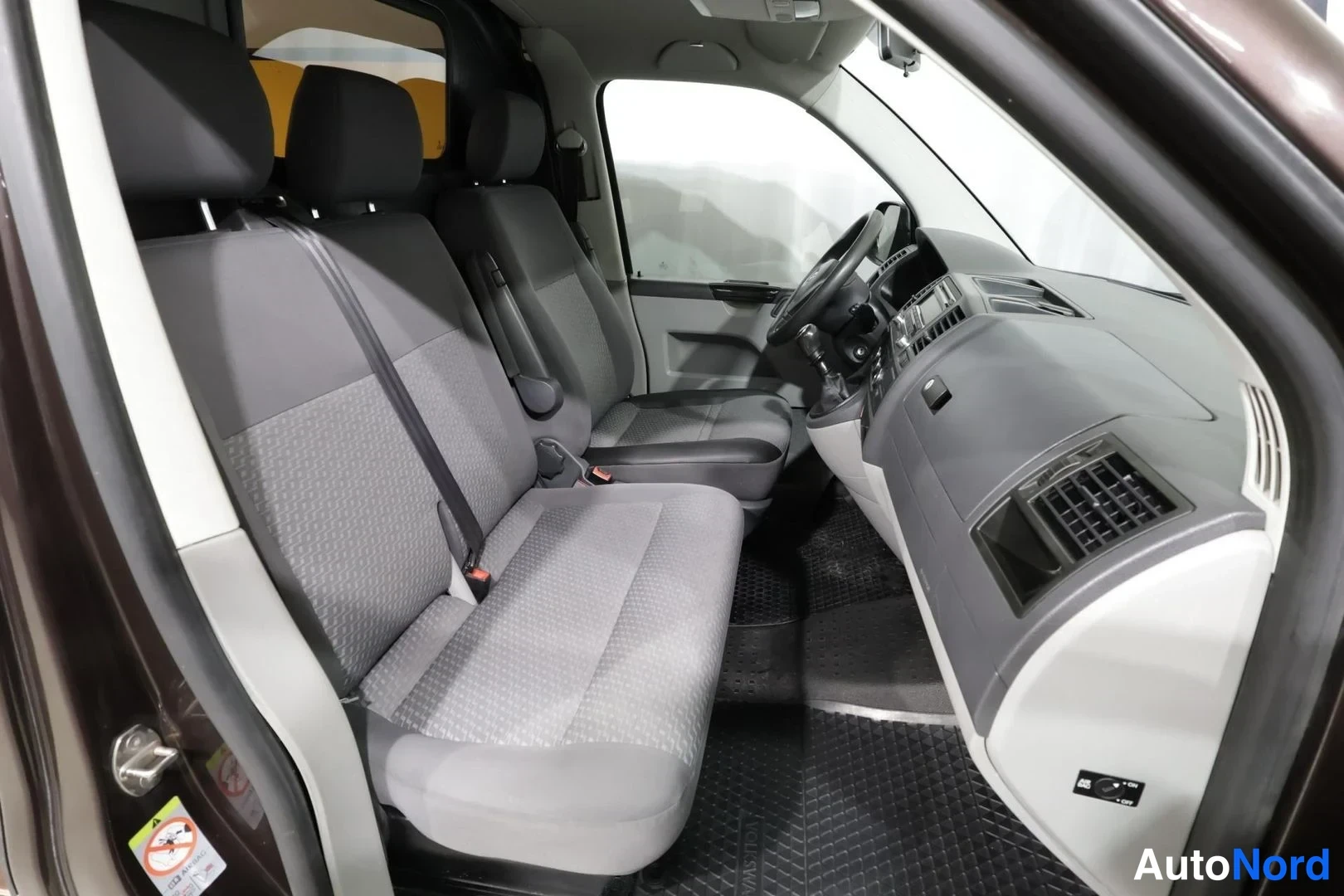 Ruskea Volkswagen Transporter 2010, etuistuimet, kuva 11