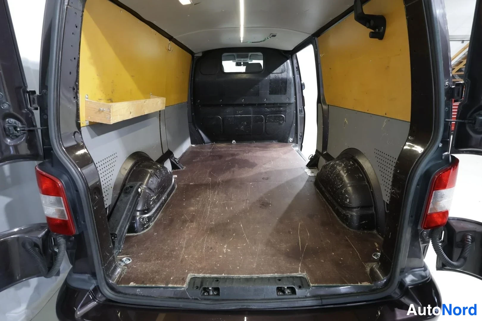 Ruskea Volkswagen Transporter 2010, tavaratila, kuva 13