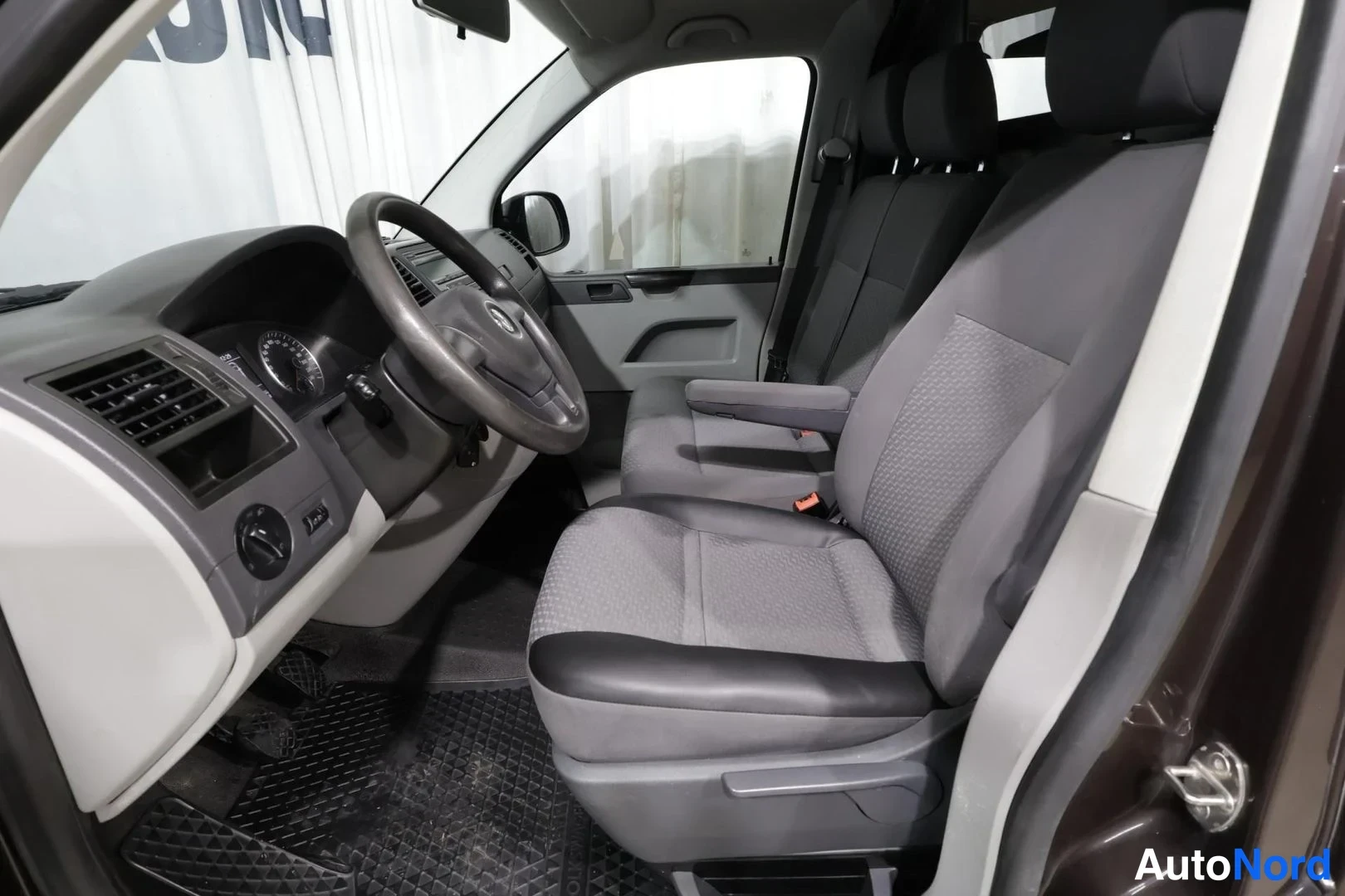 Ruskea Volkswagen Transporter 2010, etuistuimet, kuva 10