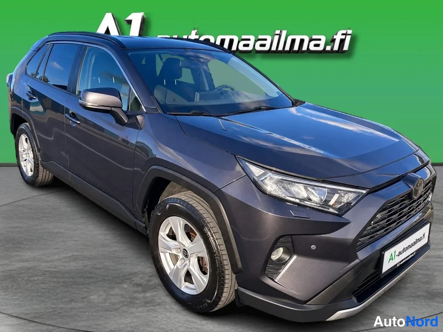 Grå Toyota RAV4 2020, snett framifrån, fronten åt höger, bild 2