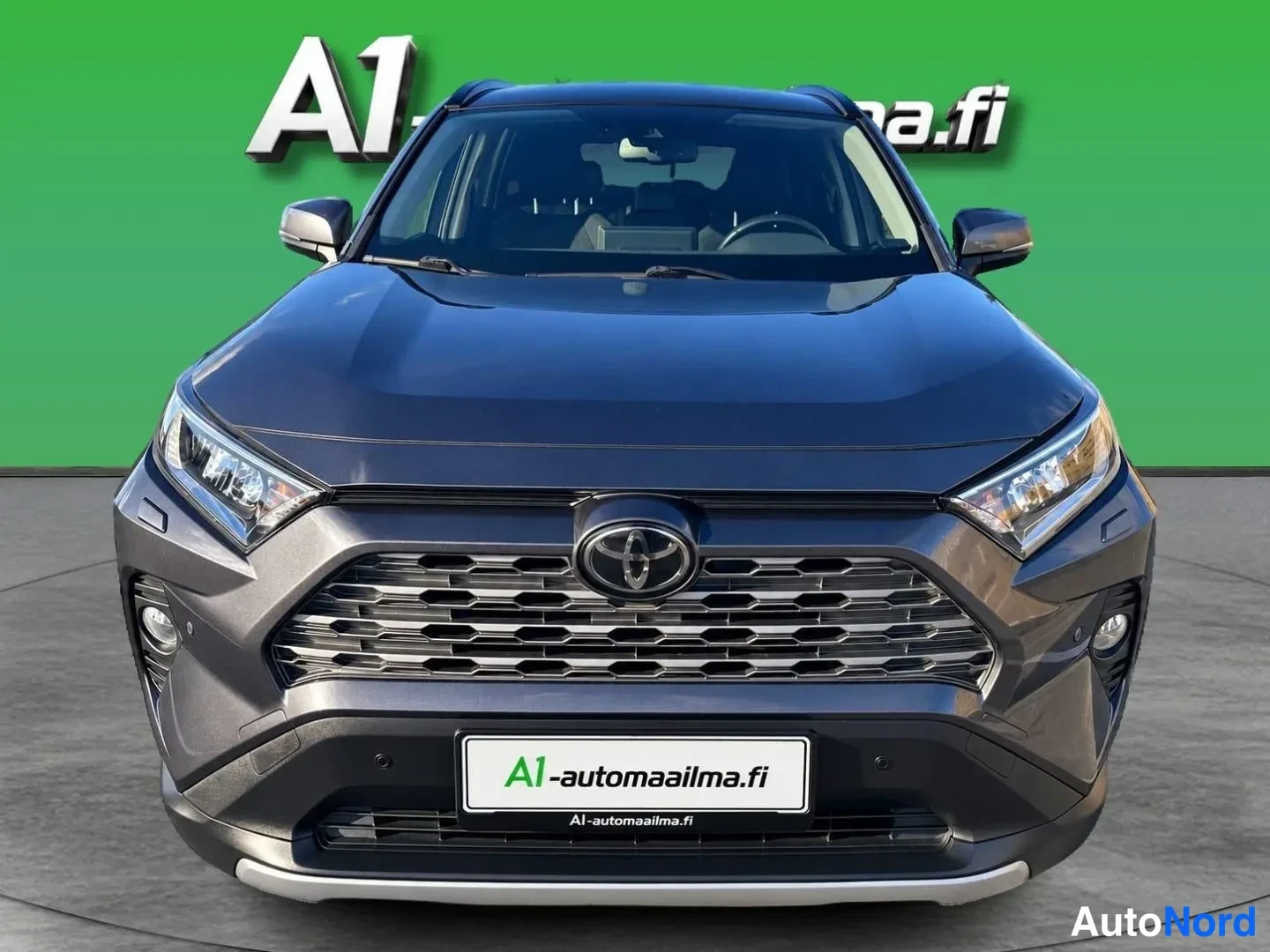 Grå Toyota RAV4 2020, framifrån, bild 3