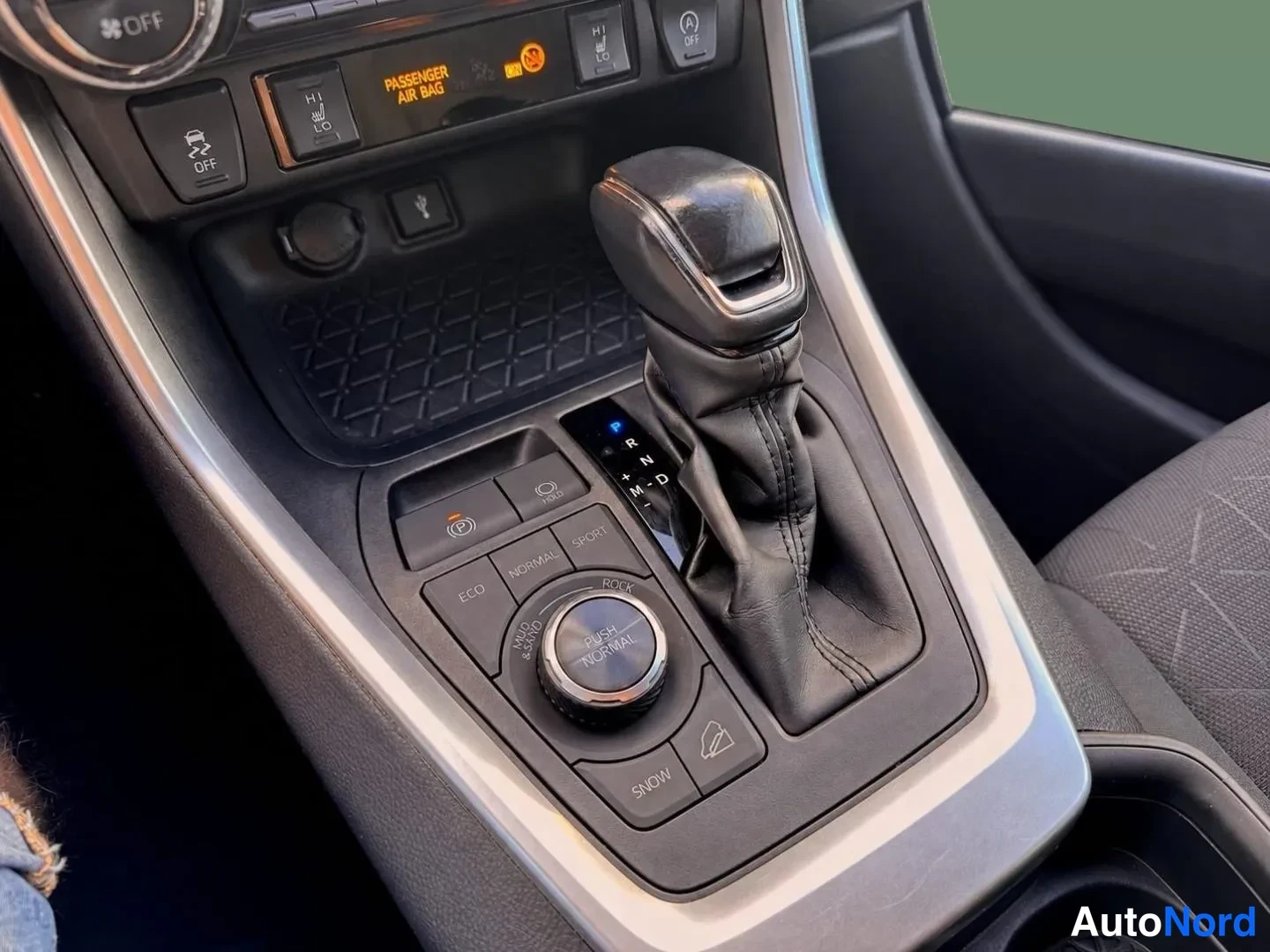 Grå Toyota RAV4 2020, detalj, bild 11