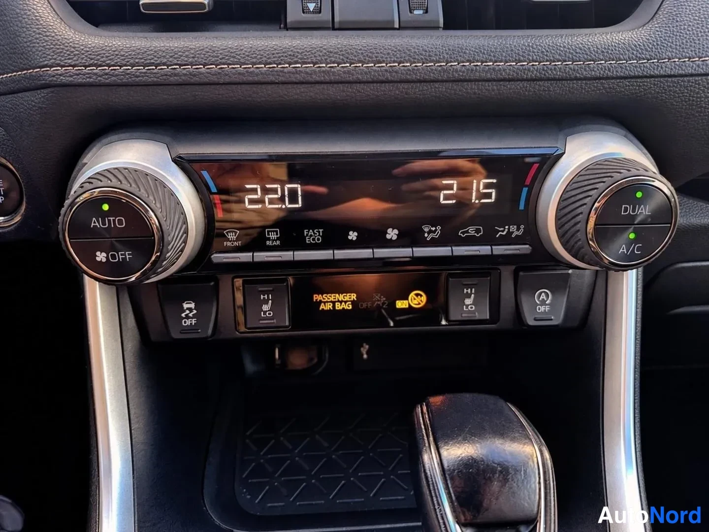 Grå Toyota RAV4 2020, detalj, bild 12