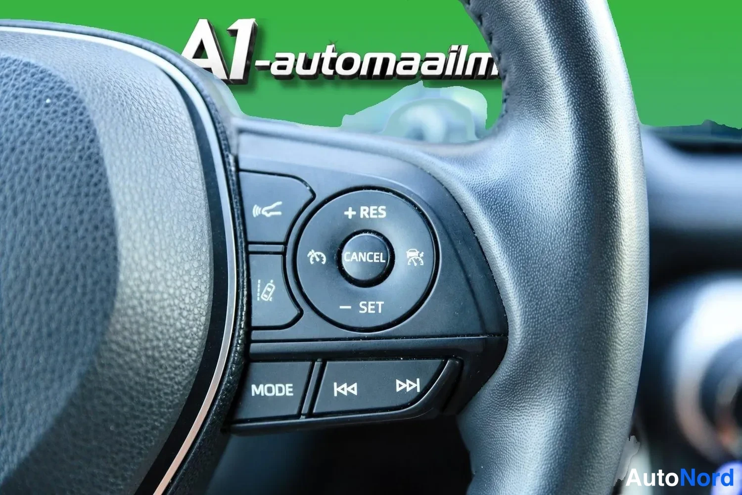 Grå Toyota RAV4 2020, detalj, bild 16