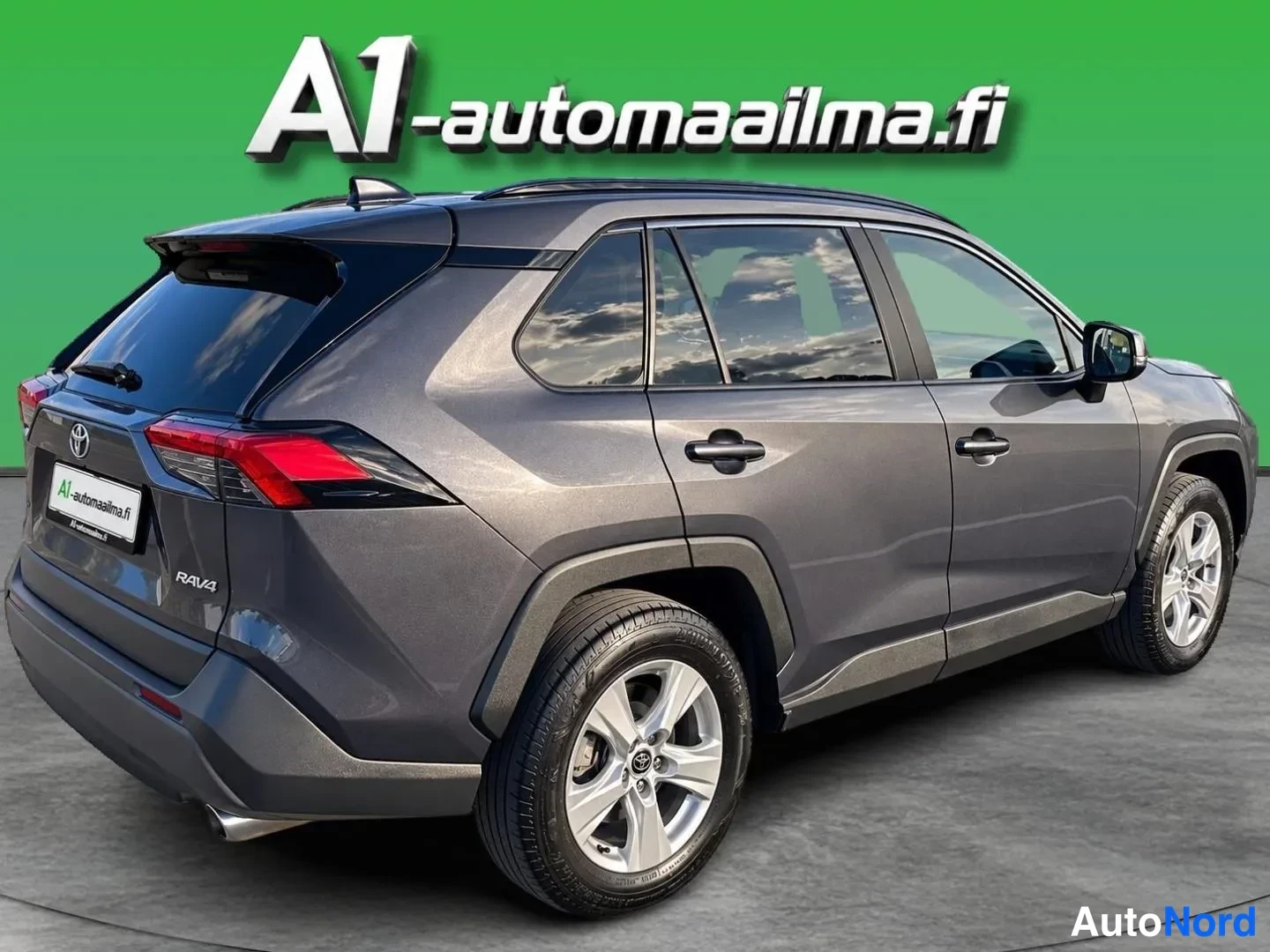 Grå Toyota RAV4 2020, snett bakifrån, bild 4